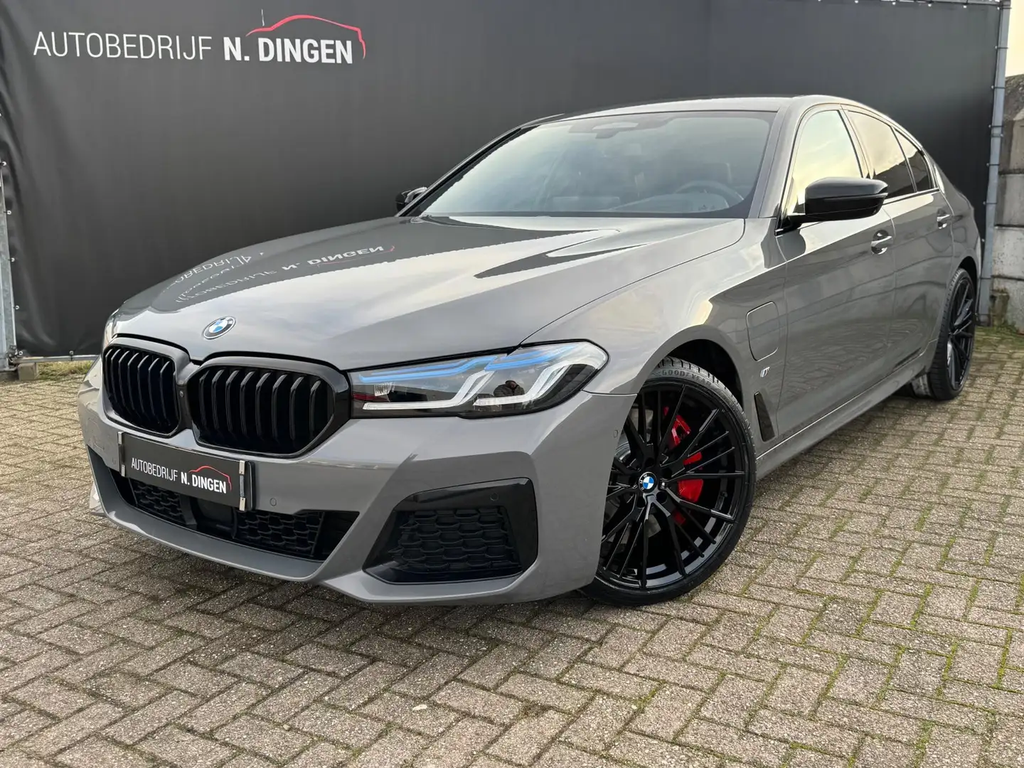 BMW 545 5-serie 545e xDrive M laser H/K sound 69dkm! Grau - 1
