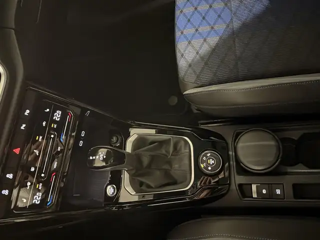 Volkswagen T-Roc view 10