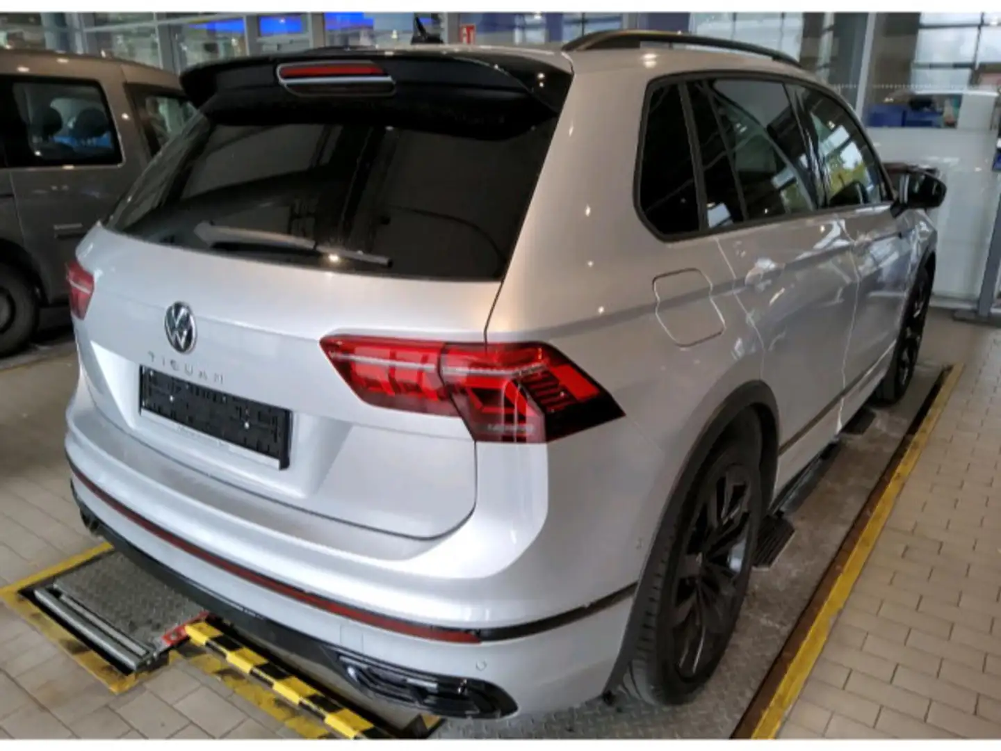 Volkswagen Tiguan 1.5 TSI DSG R-Line Navi IQ.LIGHT - LED-Ma Silber - 2