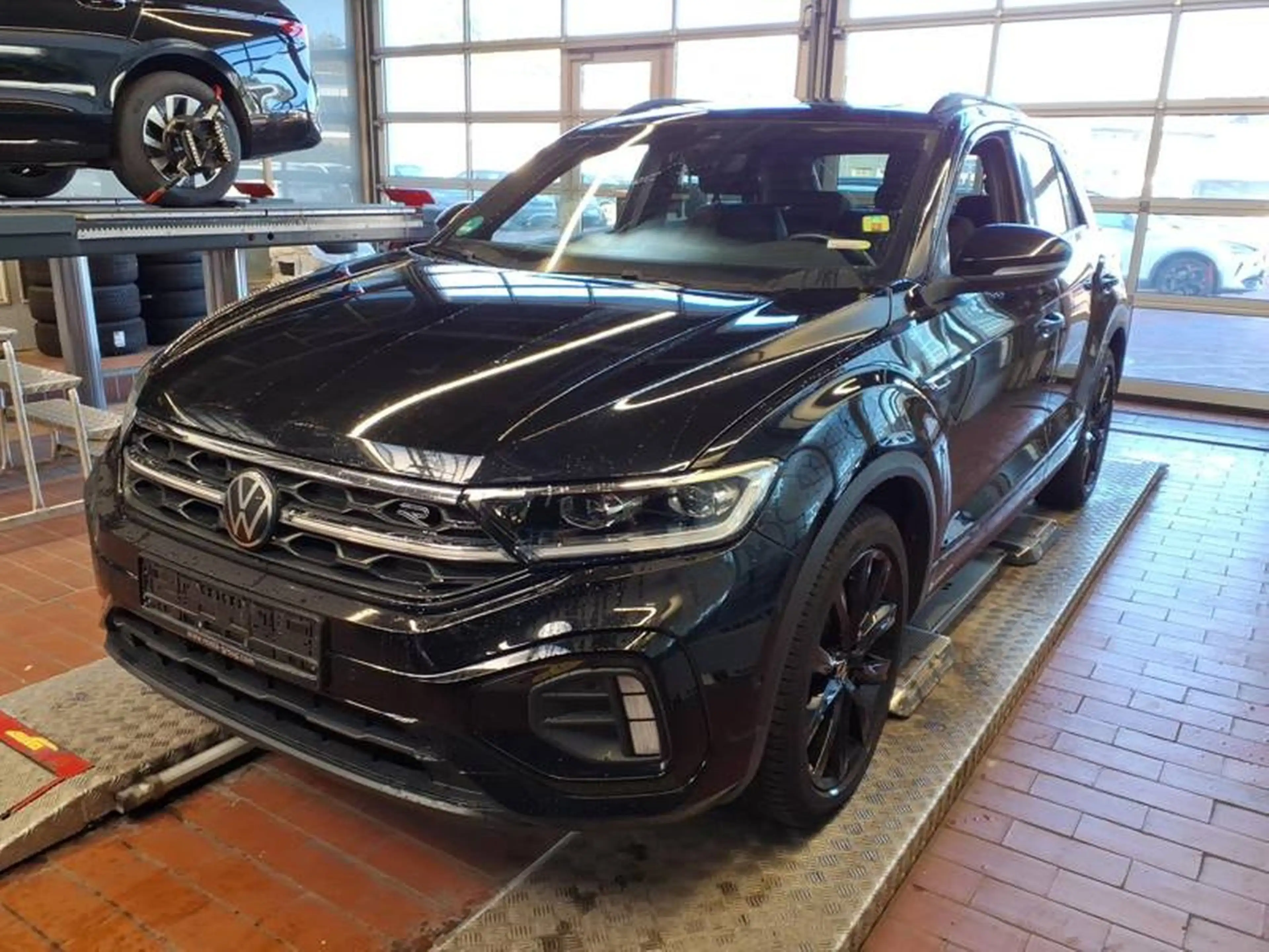 Volkswagen T-Roc 1.5 TSI R-Line Black Style — photo 2