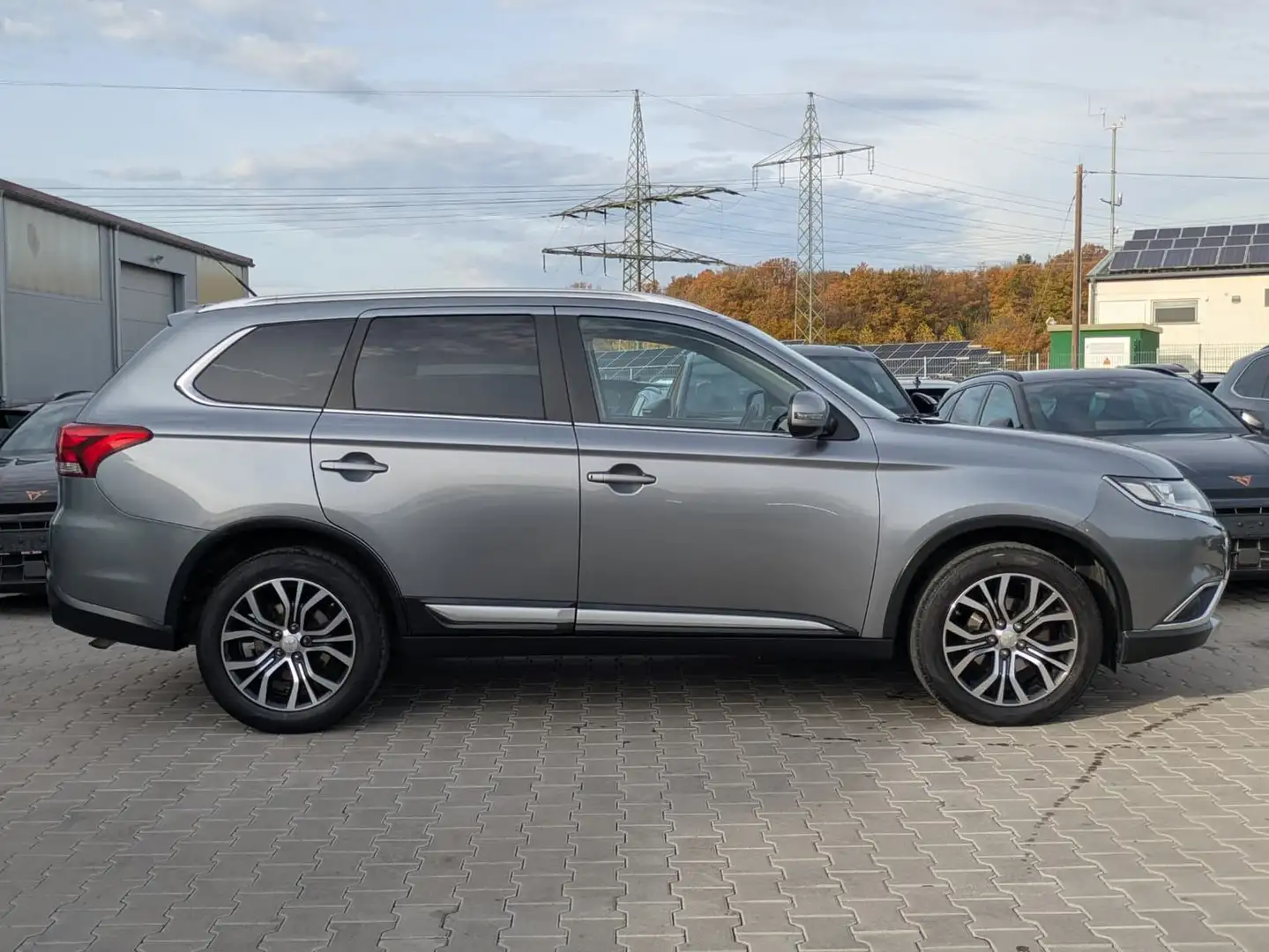 Mitsubishi Outlander 2.2 DI-D Plus 4WD 7-SITZE*AHK*KAM*KLIM Gris - 2