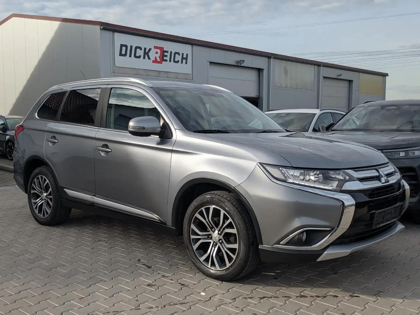 Mitsubishi Outlander 2.2 DI-D Plus 4WD 7-SITZE*AHK*KAM*KLIM Gris - 1