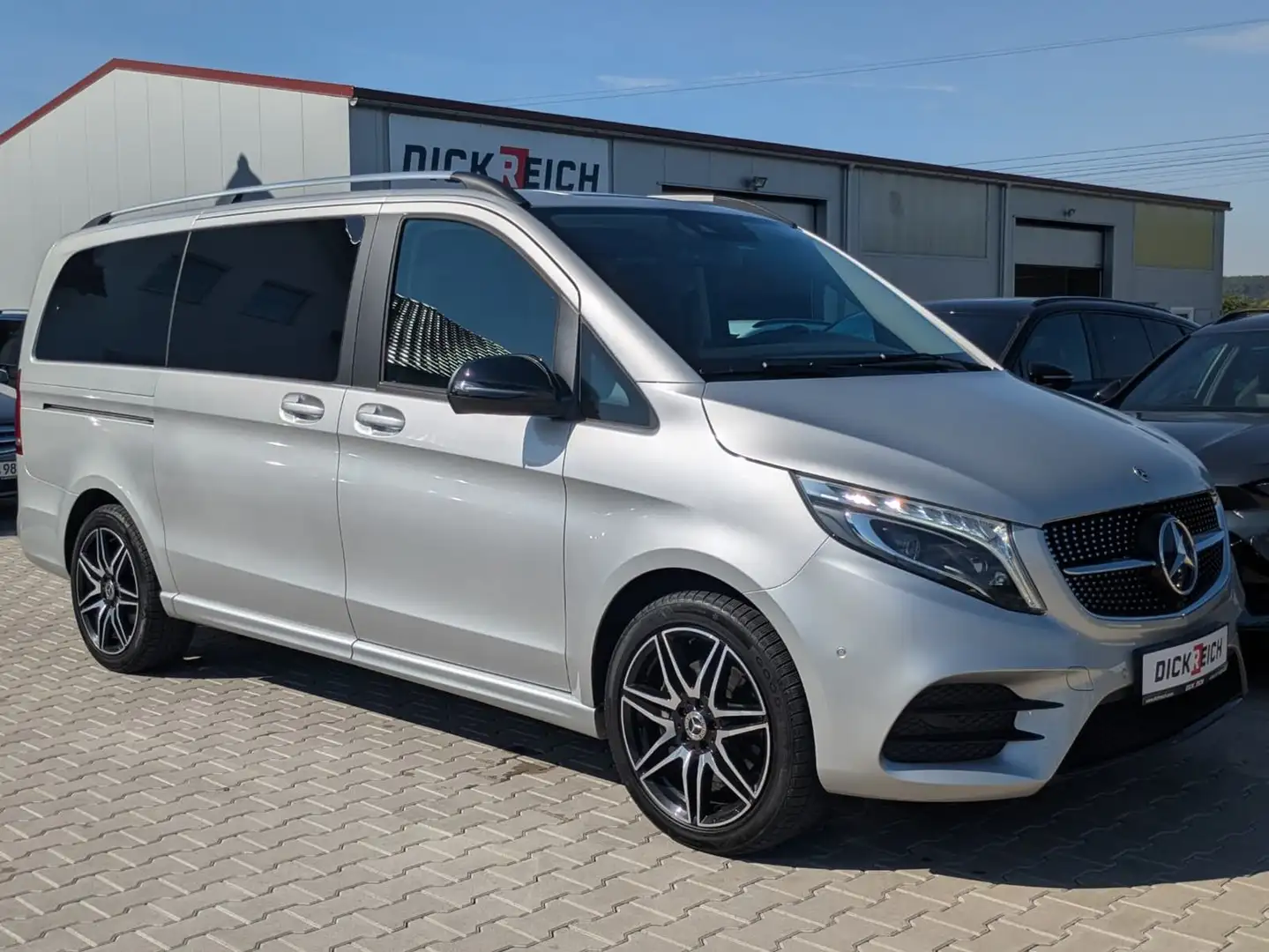 Mercedes-Benz V 300 d lang AMG LED*DISTRONIC*AHK*EL-S.TÜR*MBUX Plateado - 1