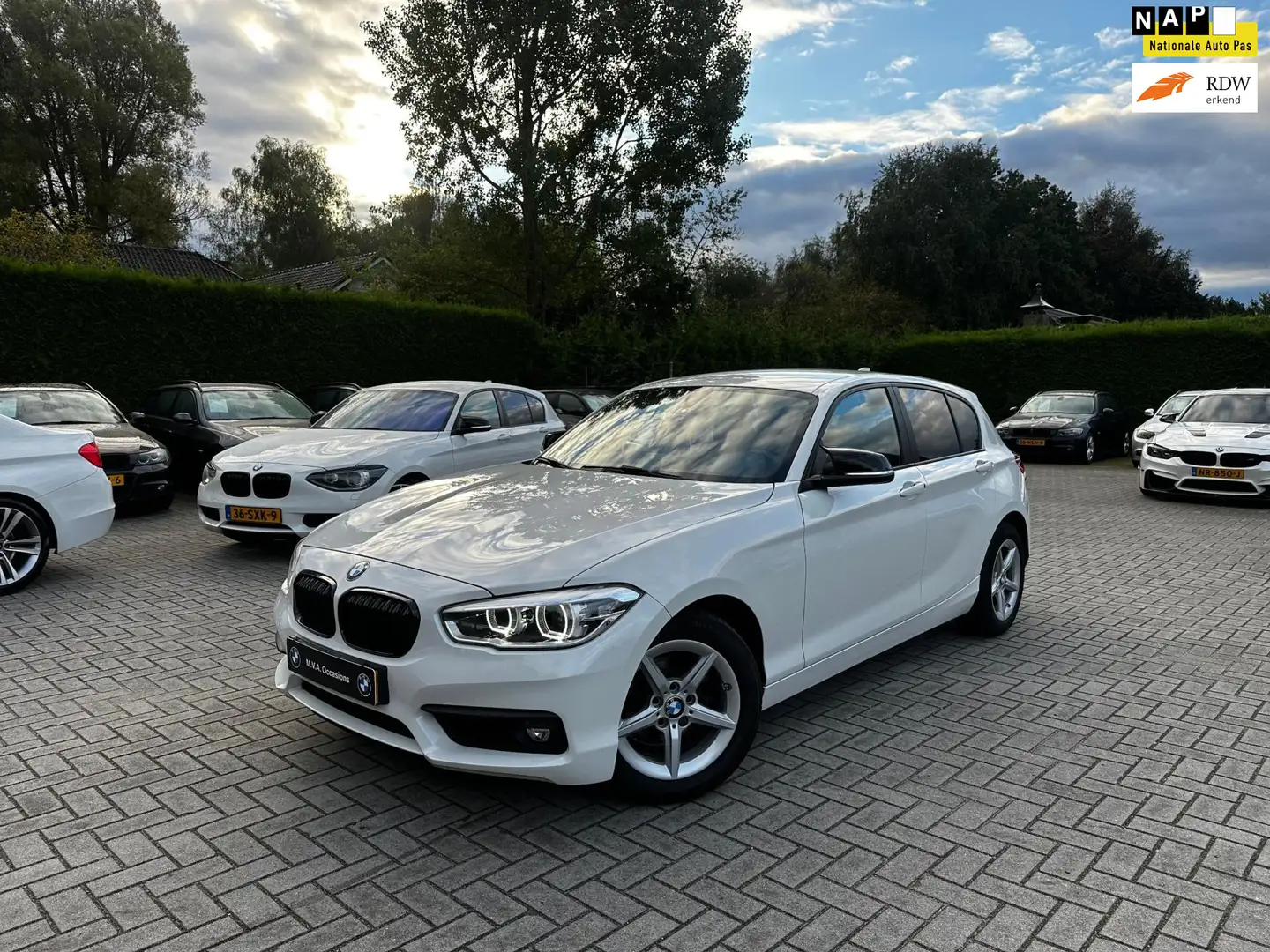 BMW 118 1-serie 118i Corporate Lease Executive|Nap|Xenon|S Biały - 1