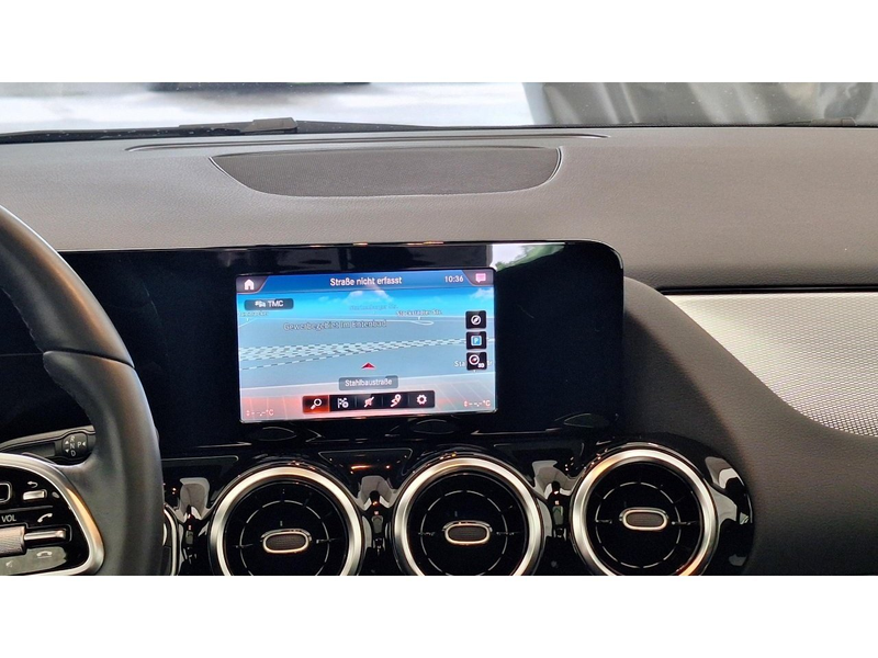 Mercedes-Benz GLA 180 d Style Pano S-Dach ACC BLIS Key Lane — photo 10