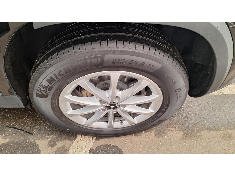 Mercedes-Benz GLA 180 d Style Pano S-Dach ACC BLIS Key Lane — photo 13