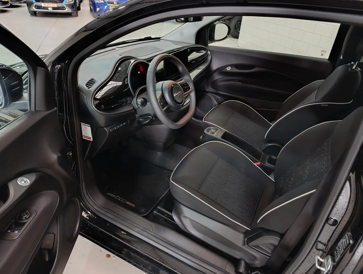 Fiat 500e Urban 42 kWh Airco | Audio | Carplay | Cruisecontr Zwart - 2