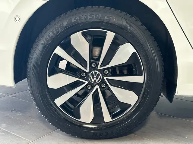 Volkswagen Golf view 3