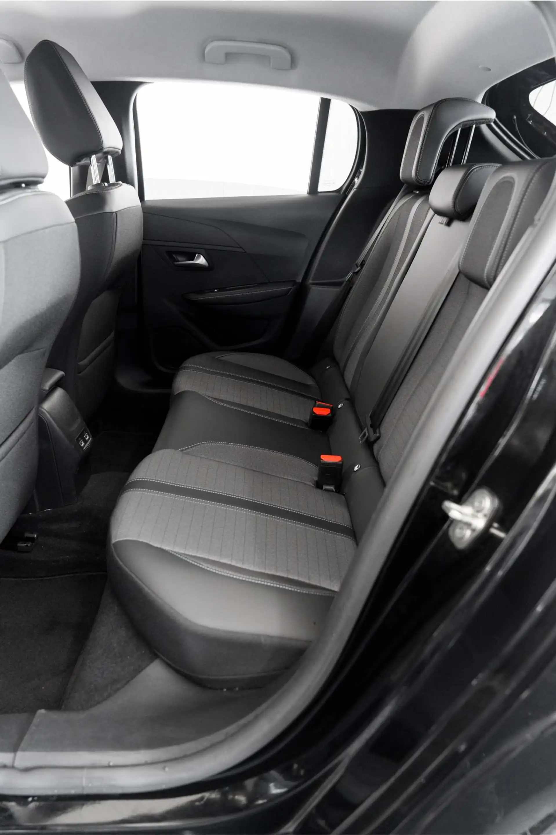 Peugeot e-208 EV Allure 50 kWh 3-fase|Camera|Applecarplay — photo 14