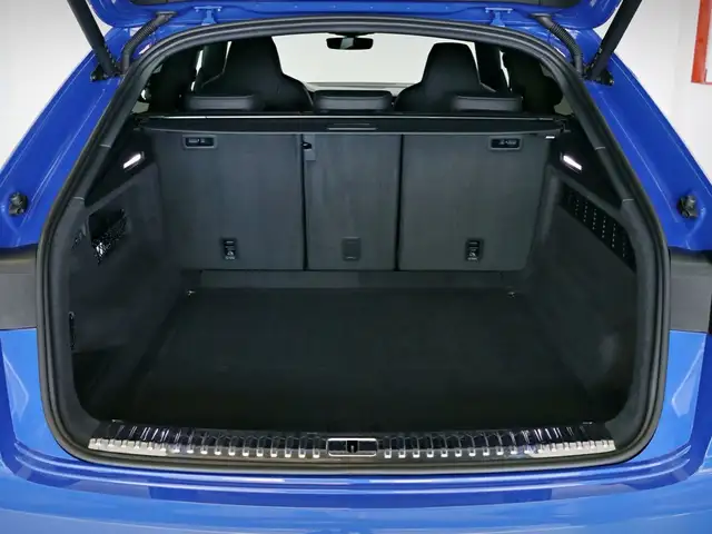 Audi RS Q8 view 5