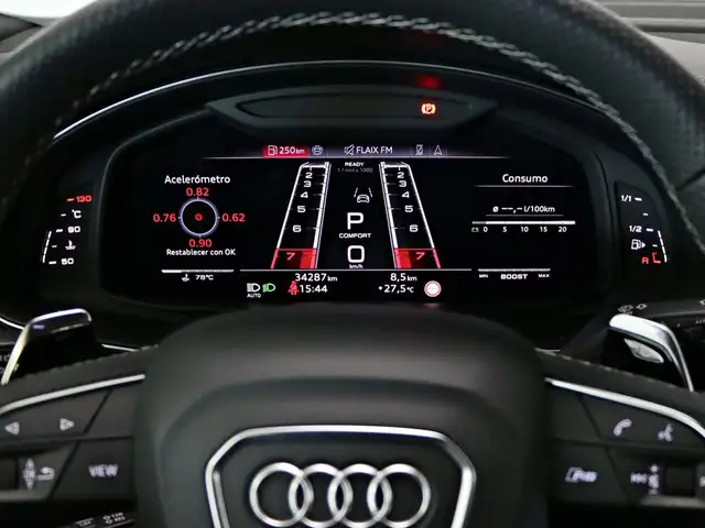 Audi RS Q8 view 11