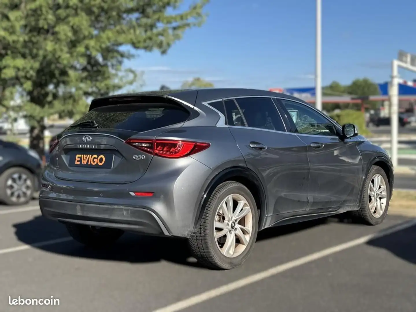 Infiniti Q30 1.5 D 110 CH BUSINESS ENTRETIEN COMPLET Gris - 2