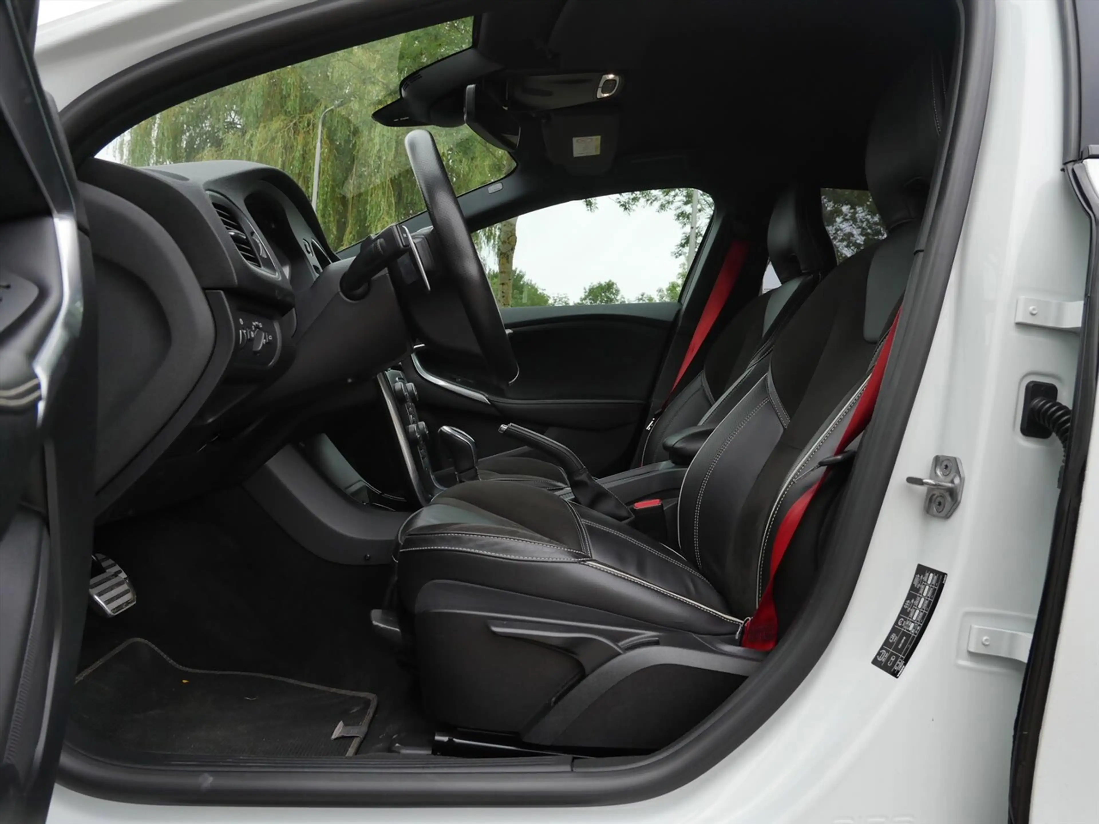 Volvo V40 2.0 T5 Carbon Edition — photo 5