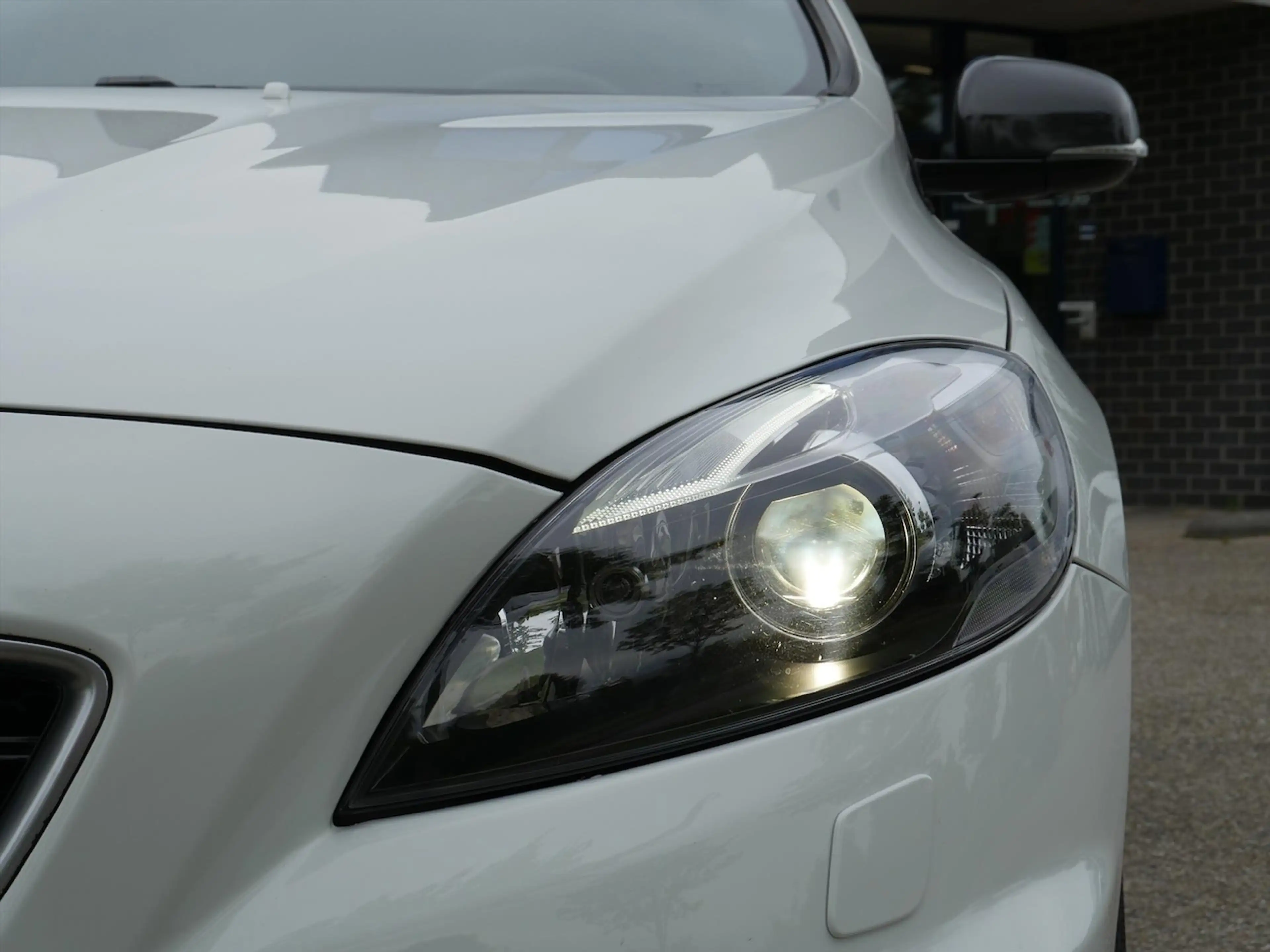 Volvo V40 2.0 T5 Carbon Edition — photo 14