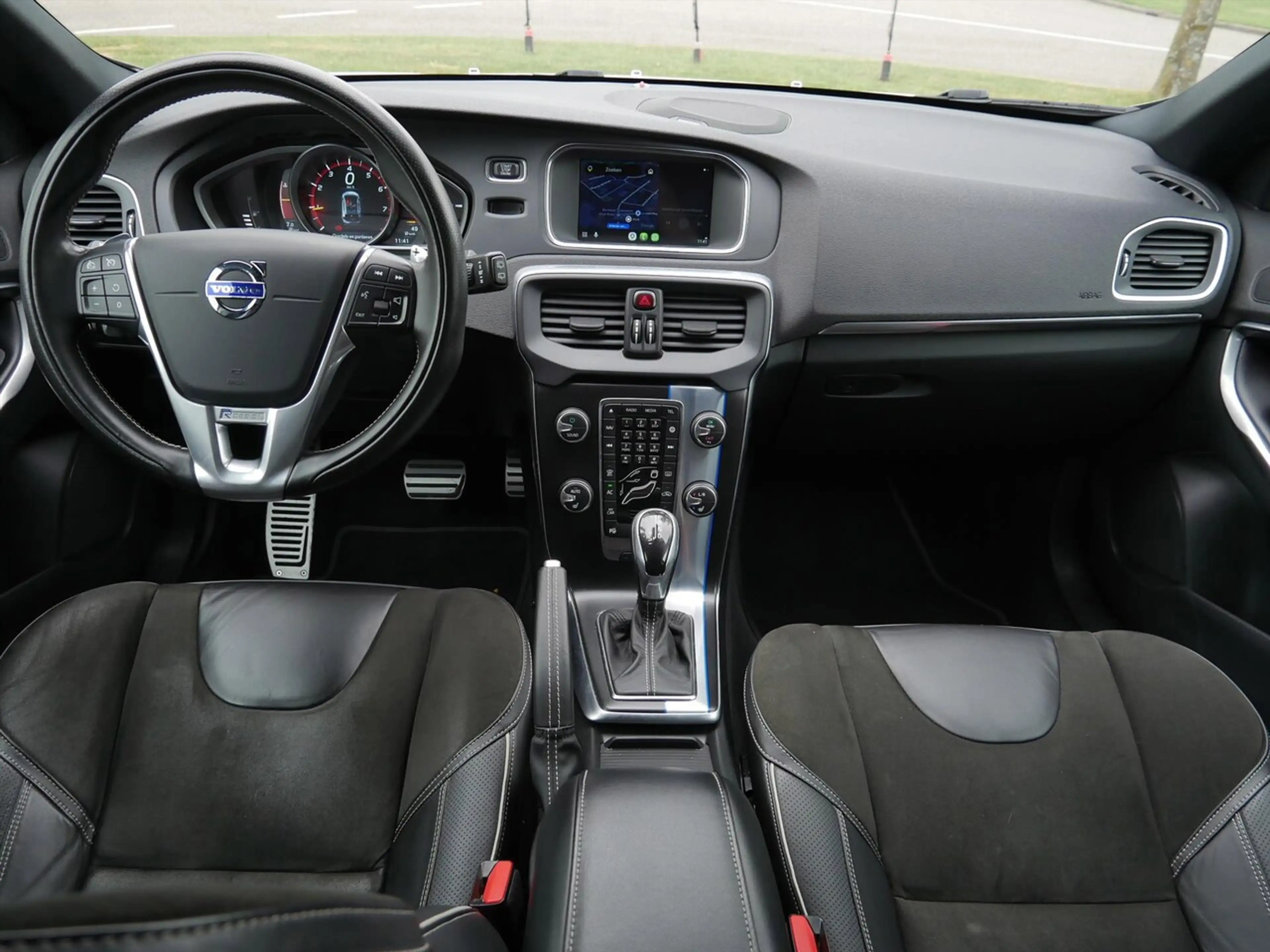Volvo V40 2.0 T5 Carbon Edition — photo 3