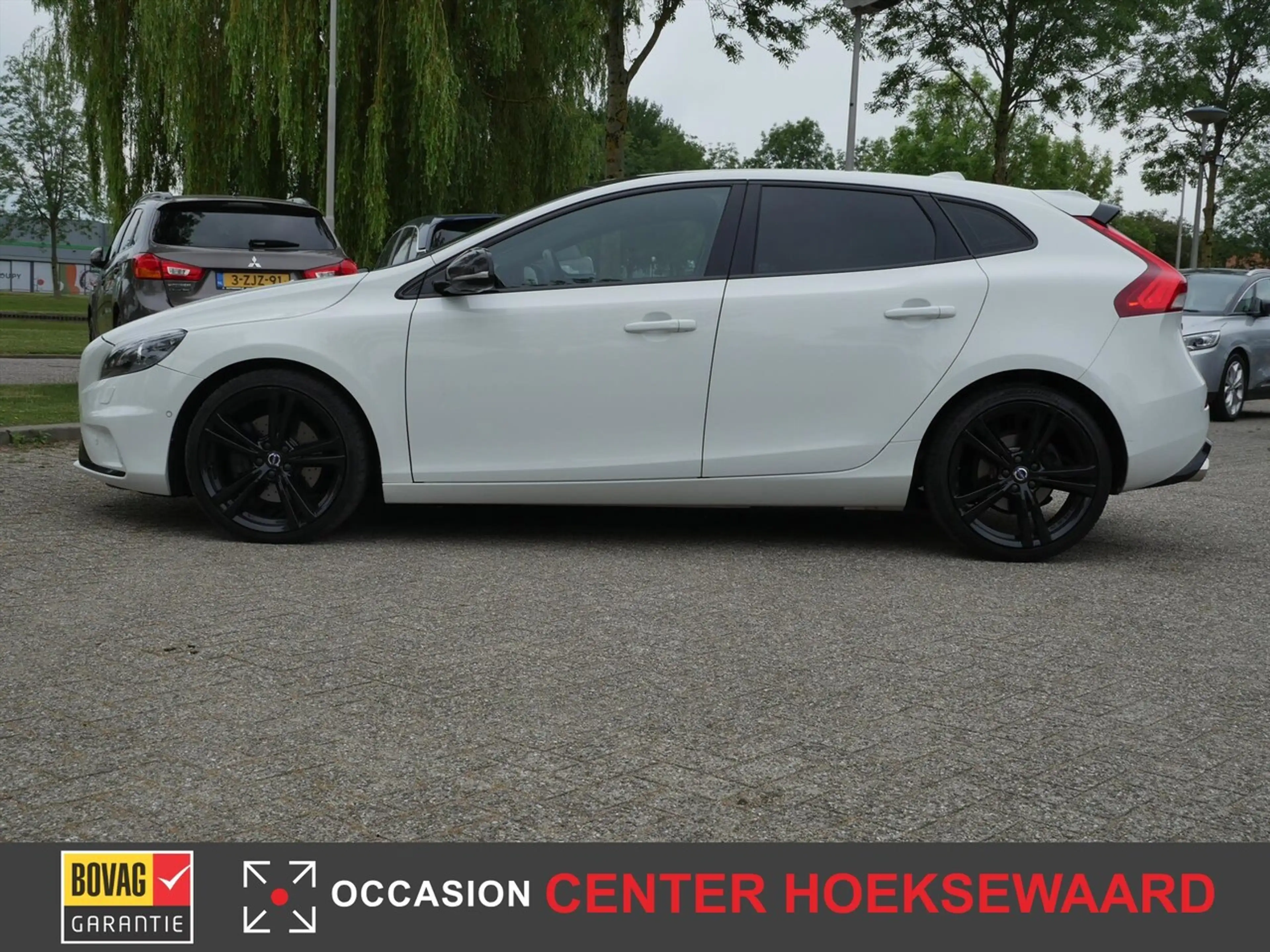 Volvo V40 2.0 T5 Carbon Edition — photo 11