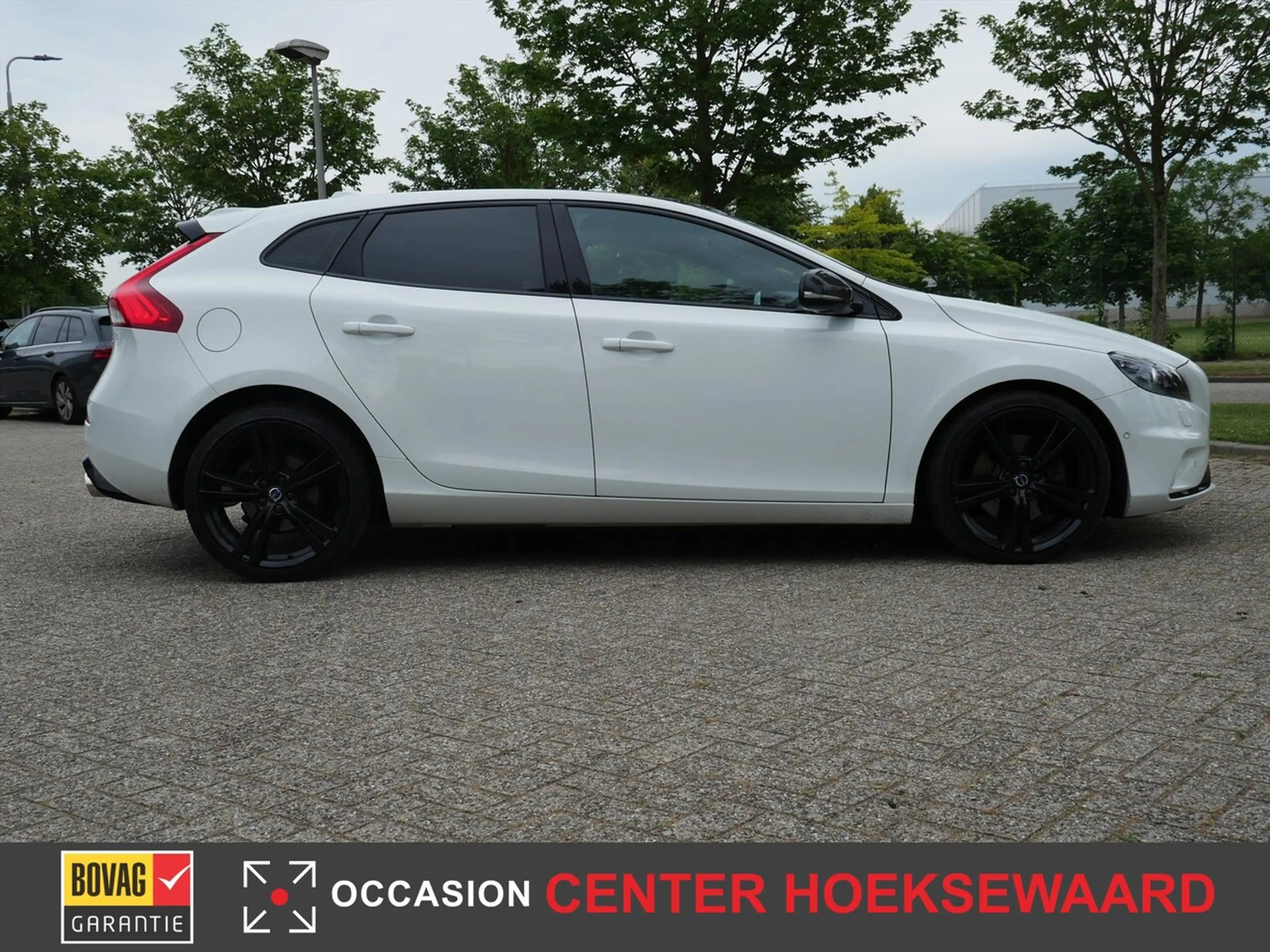 Volvo V40 2.0 T5 Carbon Edition — photo 13