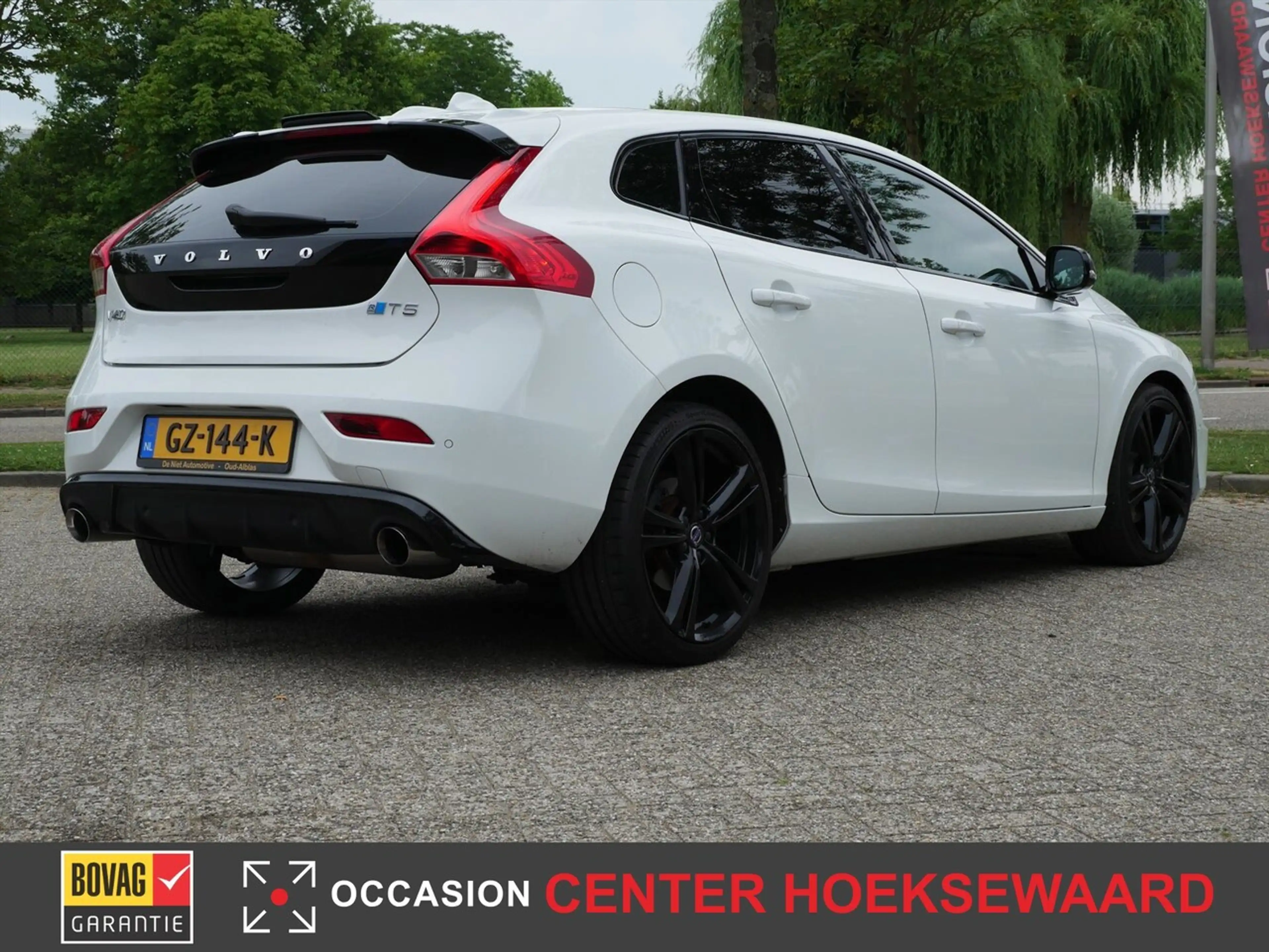 Volvo V40 2.0 T5 Carbon Edition — photo 2