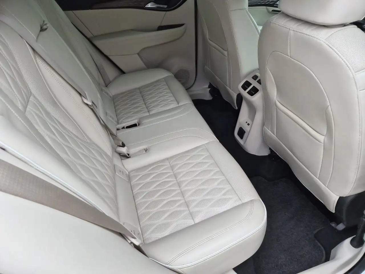 Buick Envision photo Buick Envision