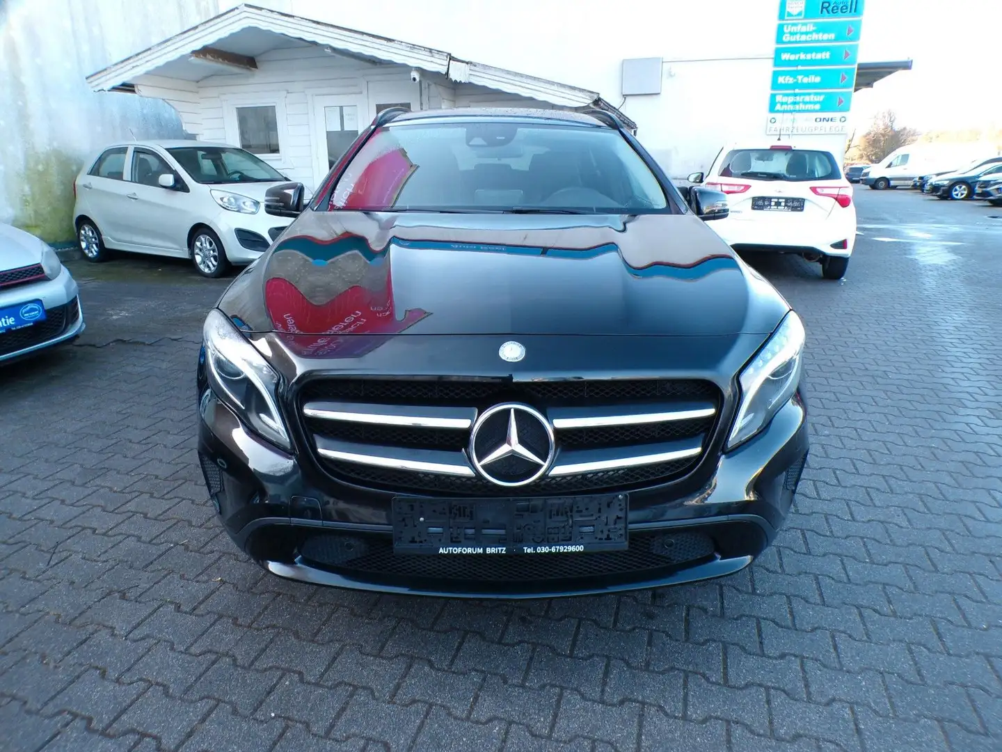 Mercedes-Benz GLA 200 AUTOMATIK Schwarz - 2