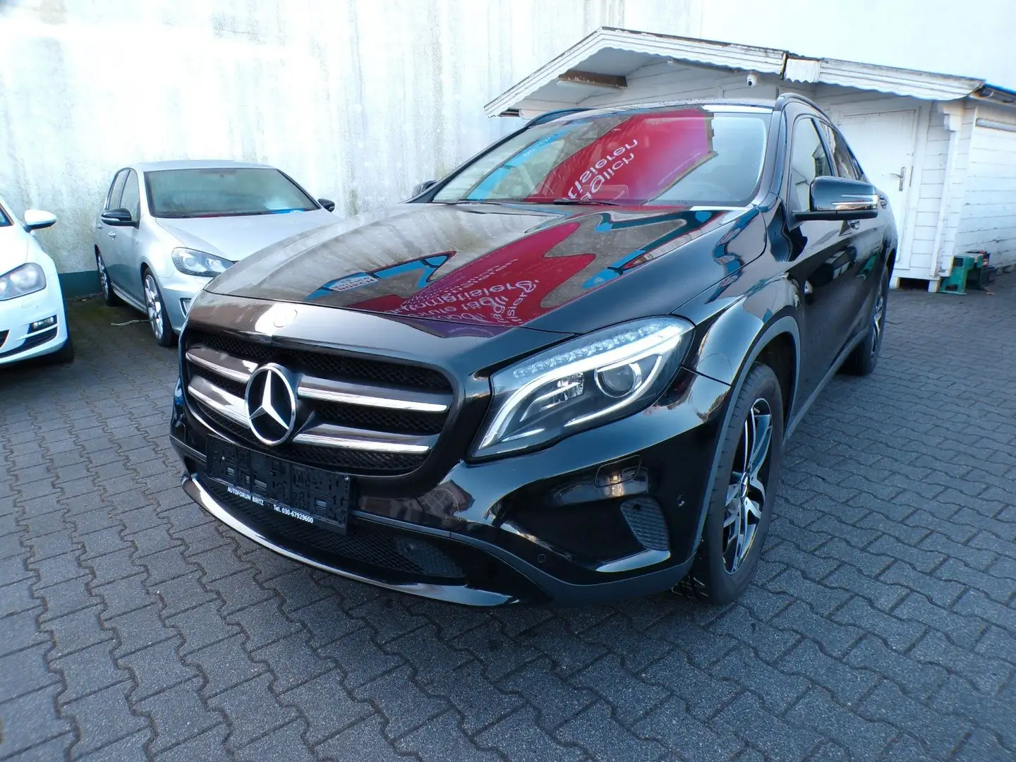 Mercedes-Benz GLA 200 AUTOMATIK Schwarz - 1