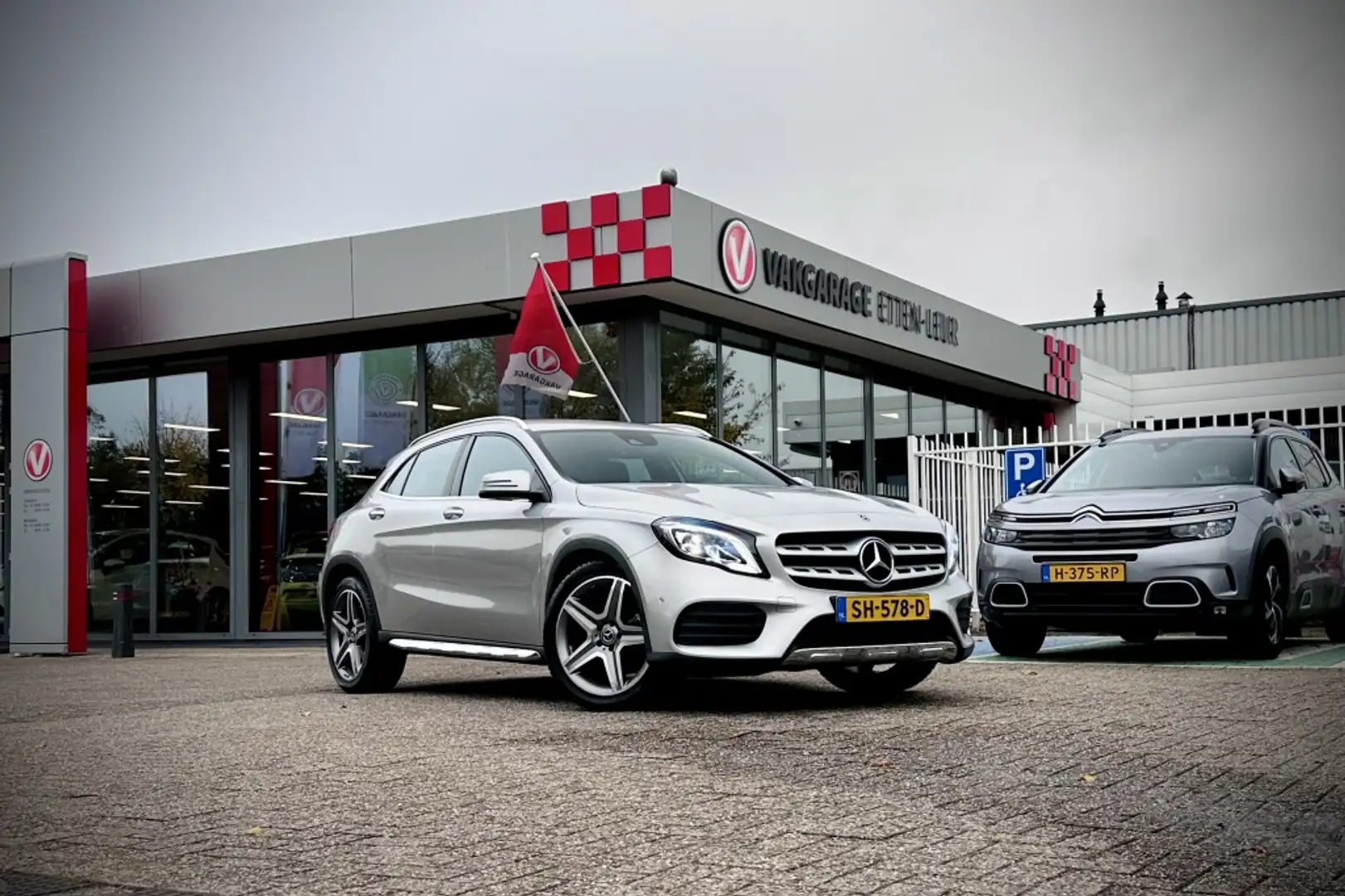 Mercedes-Benz GLA 180 Bus. Sol. AMG AUTOMAAT / TREKHAAK / LED / STOELVER Gris - 2