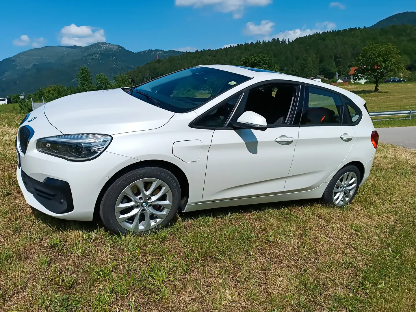 BMW 225 XE ALLRAD Automatic mit 136 + 88 E-PS White - 2
