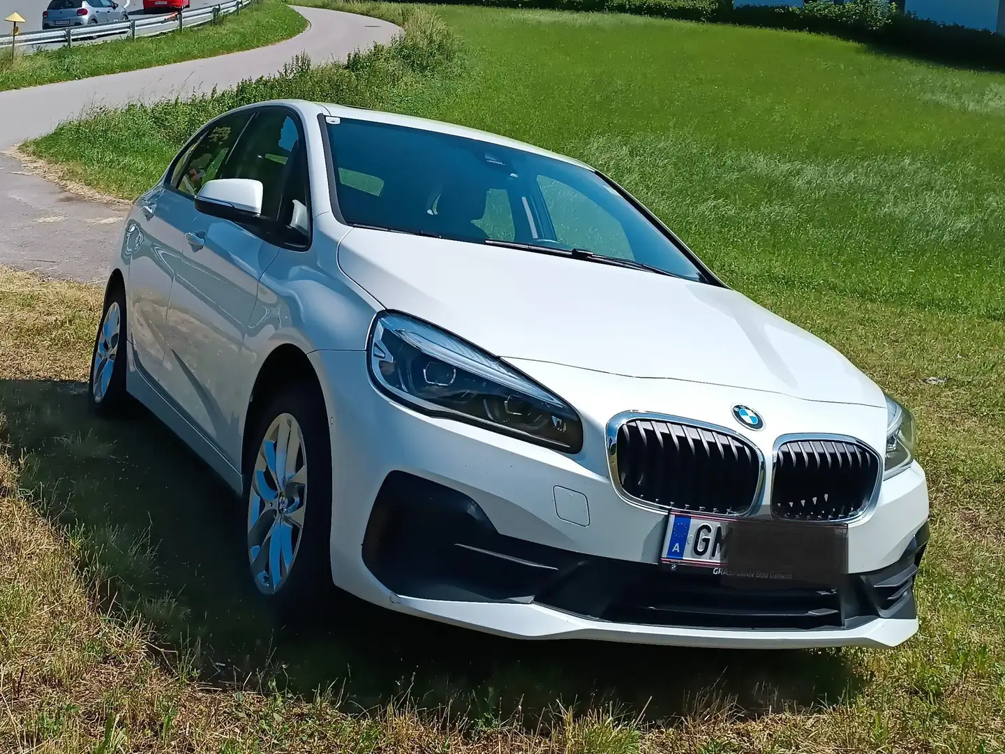 BMW 225 XE ALLRAD Automatic mit 136 + 88 E-PS White - 1