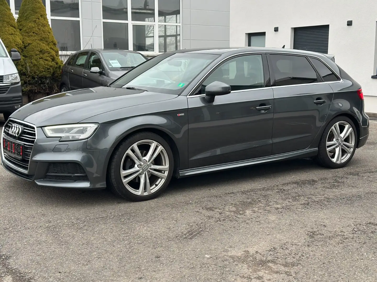 Audi A3 Sportback 35 TFSI SPORT 3x SLINE/S TRONIC/AHK Grau - 2
