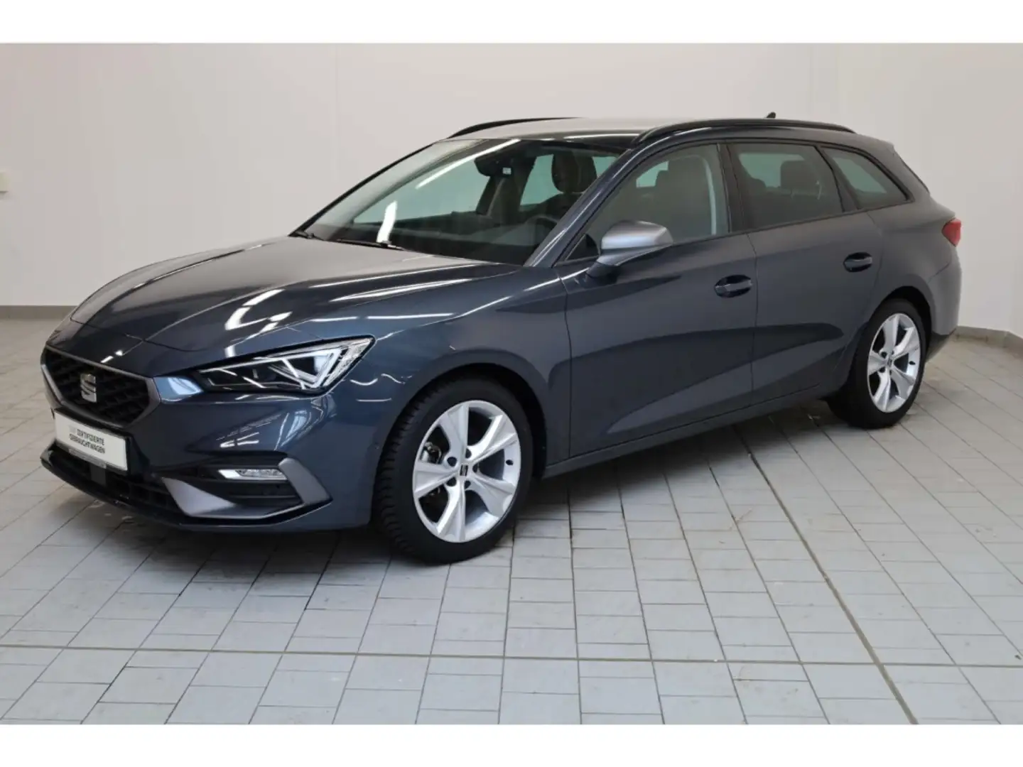 SEAT Leon Sportstourer 1.5 eTSI DSG FR LED/NAV/KAMERA Grau - 2