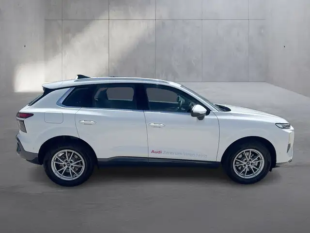 Audi Q3 view 6