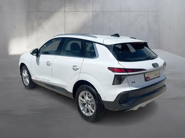 Audi Q3 view 3
