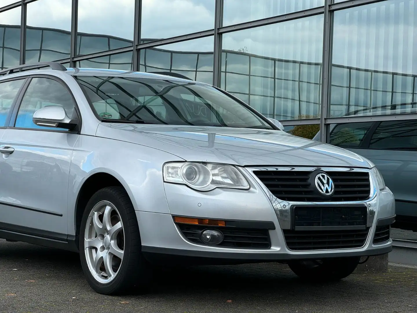 Volkswagen Passat Variant Trendline 2.0 TDI AUT Klima Zilver - 1
