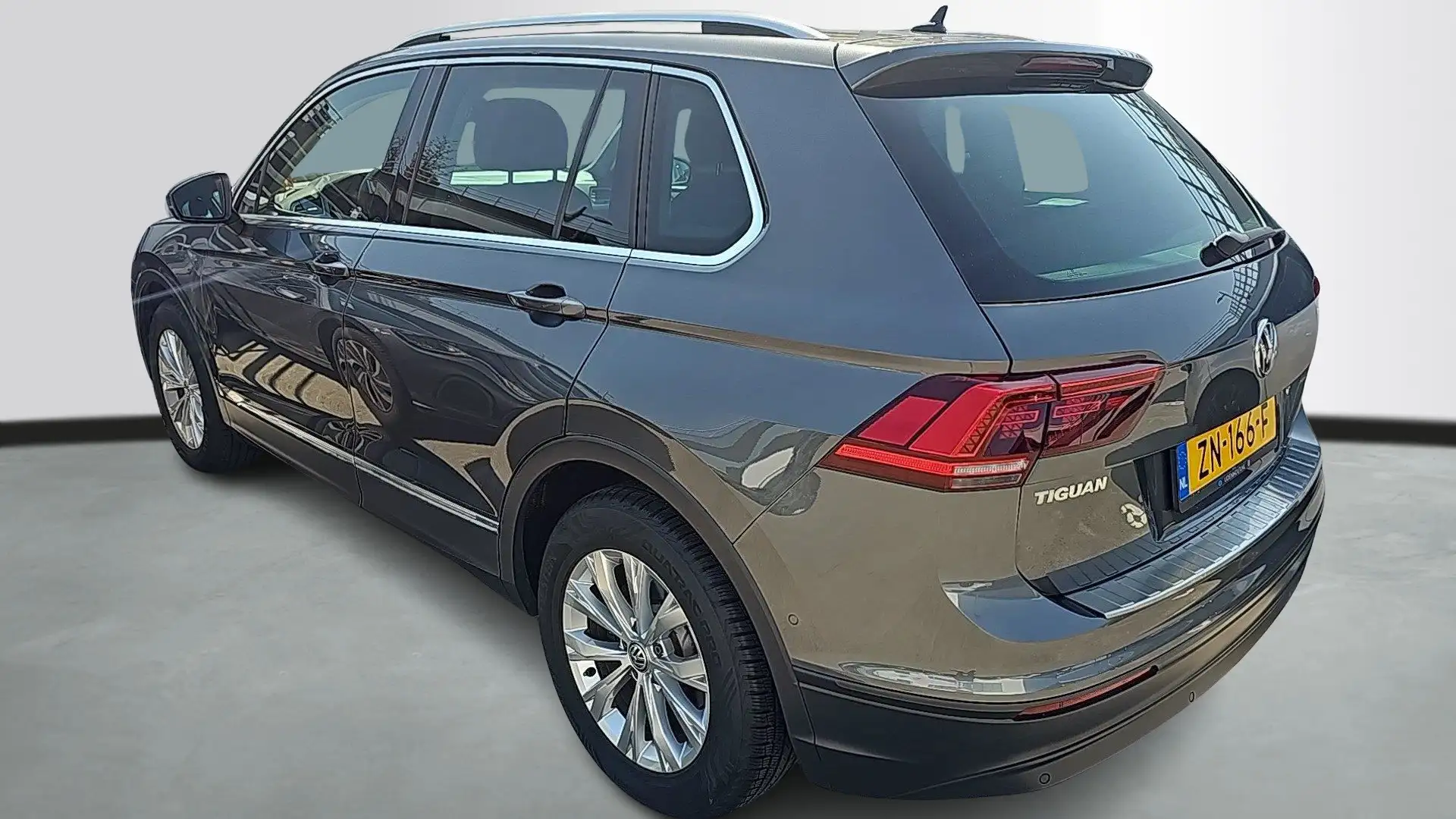 Volkswagen Tiguan 1.5 TSI Comfortline Business | Camera | Led Plus | Grijs - 2