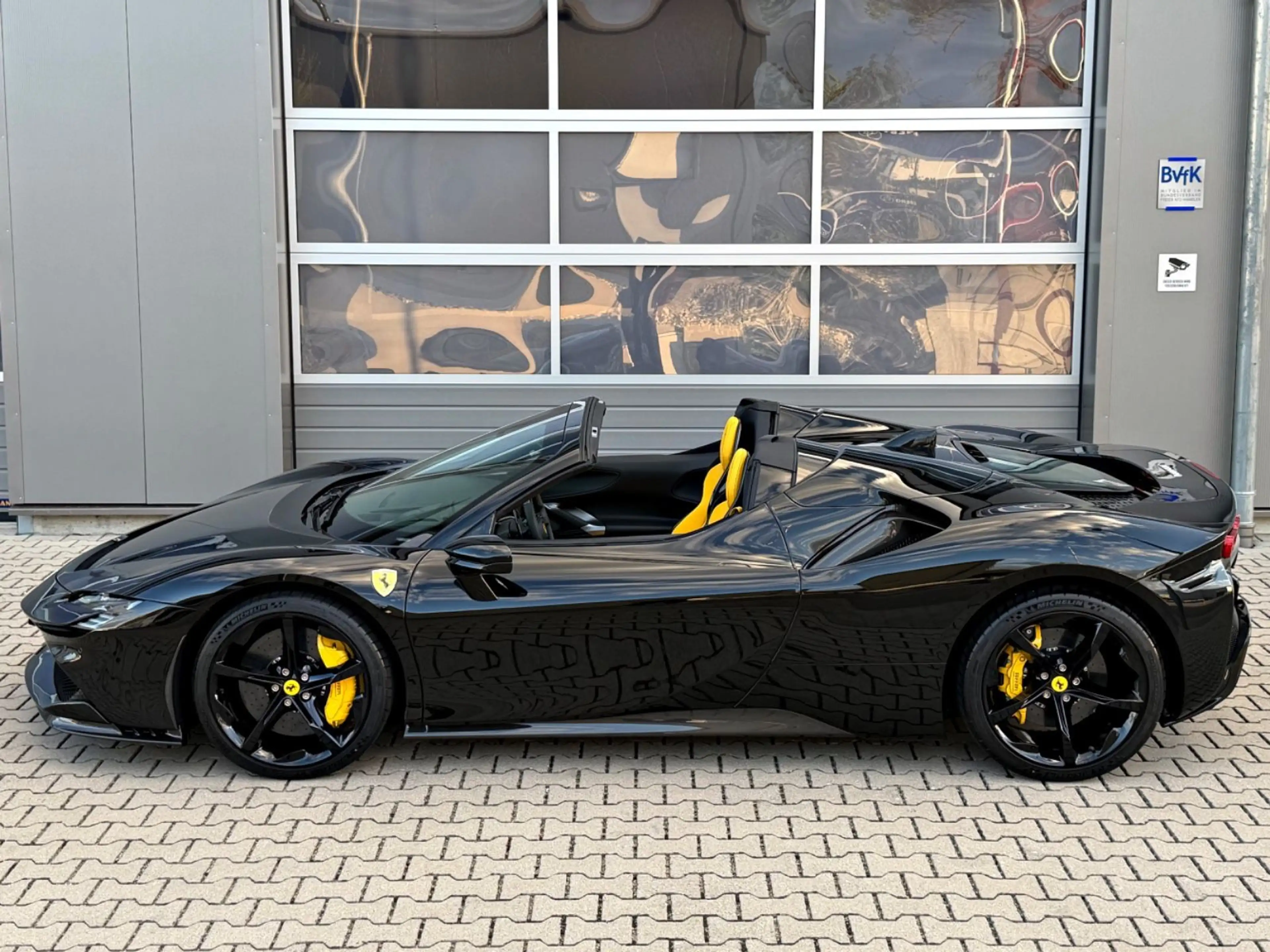Ferrari SF90 Spider Nero DS Pelle Gialla Carbon Lift BRD — photo 4