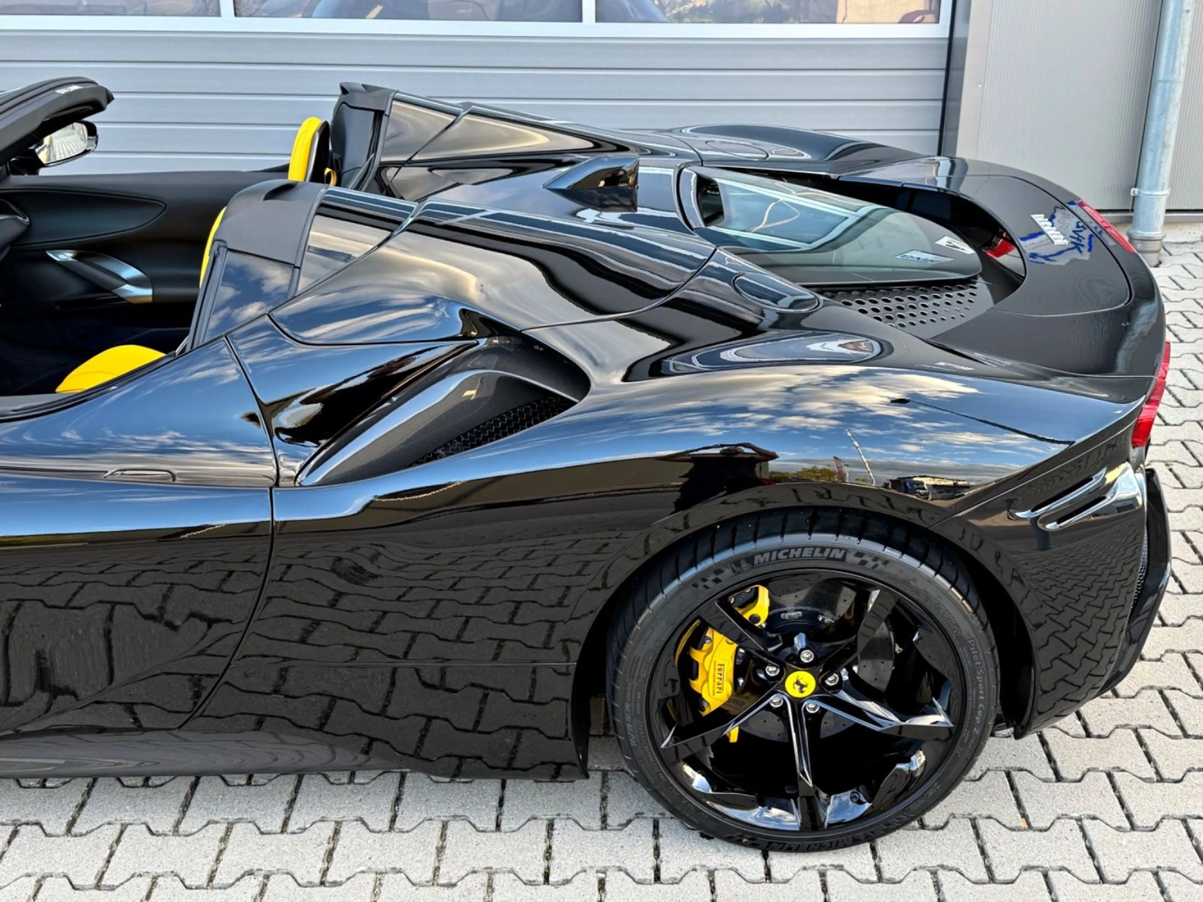 Ferrari SF90 Spider Nero DS Pelle Gialla Carbon Lift BRD — photo 45