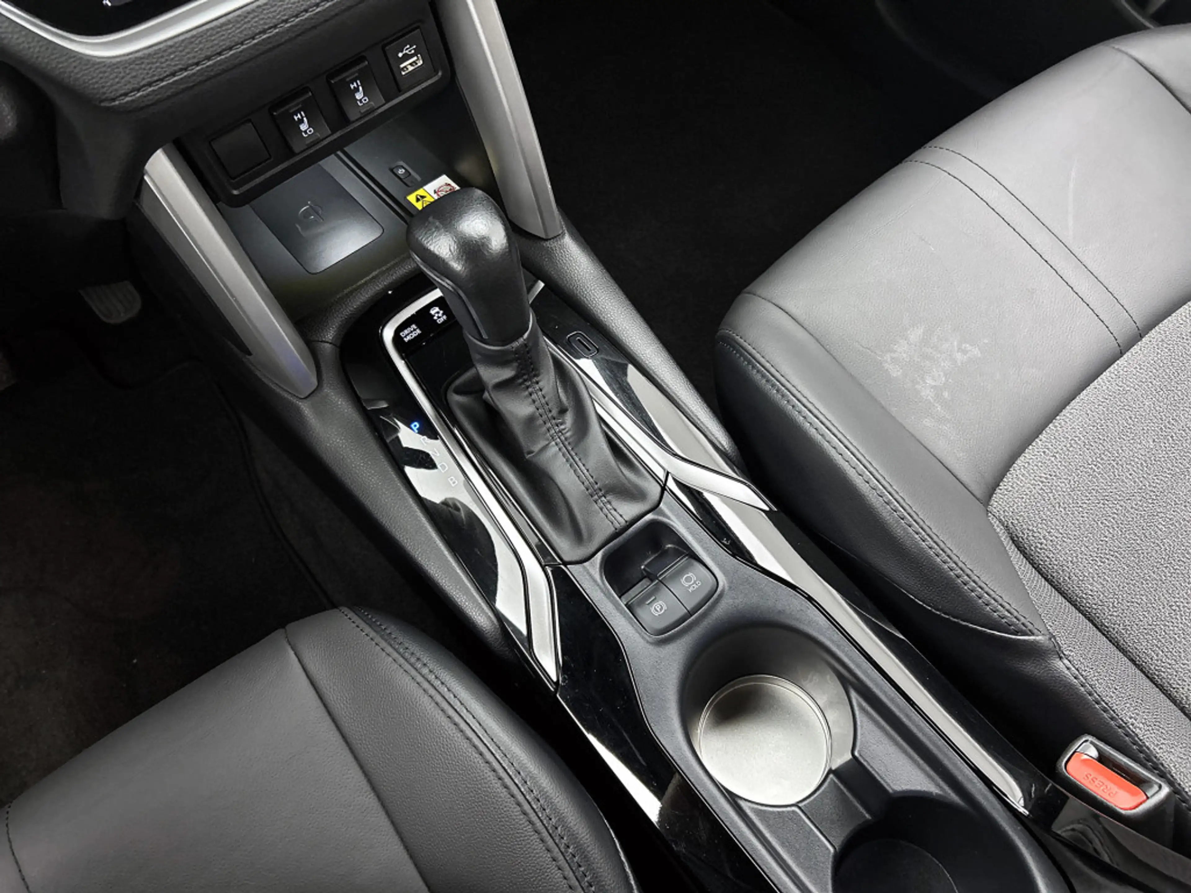 Toyota Corolla Cross 2.0 High Power Hybrid First Edition | Stoelverwarm — photo 11