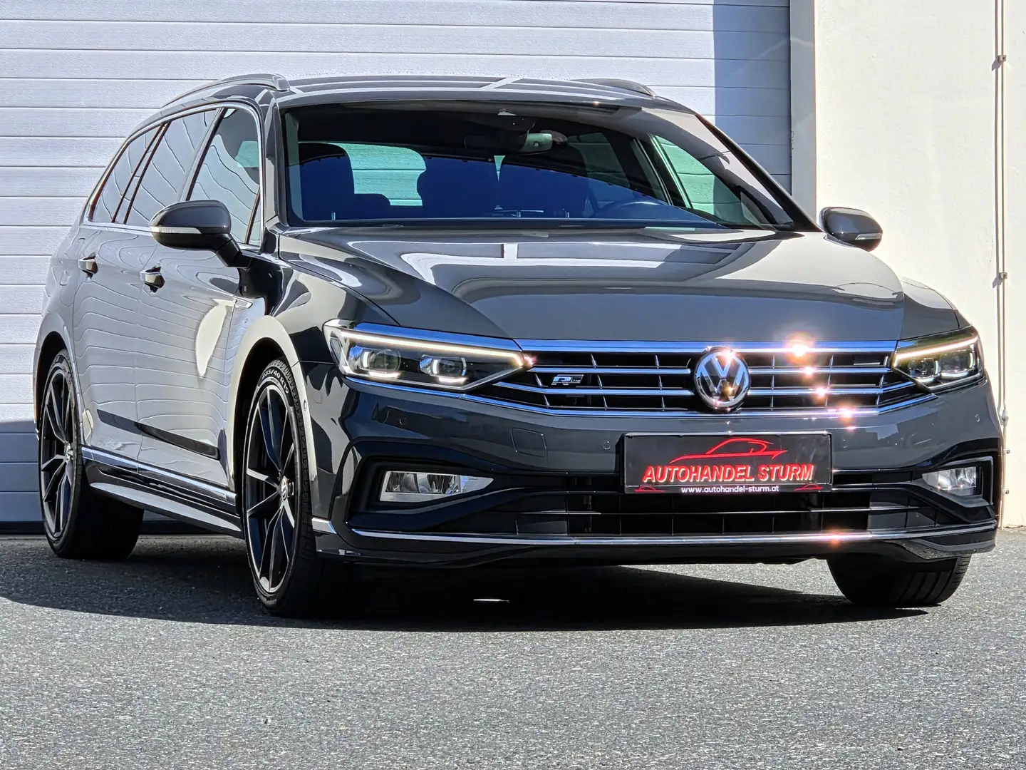 Volkswagen Passat Variant R-line 2,0 SCR TDI 4Motion DSG *Virtual*IQ.Light*AHK* Grau - 2