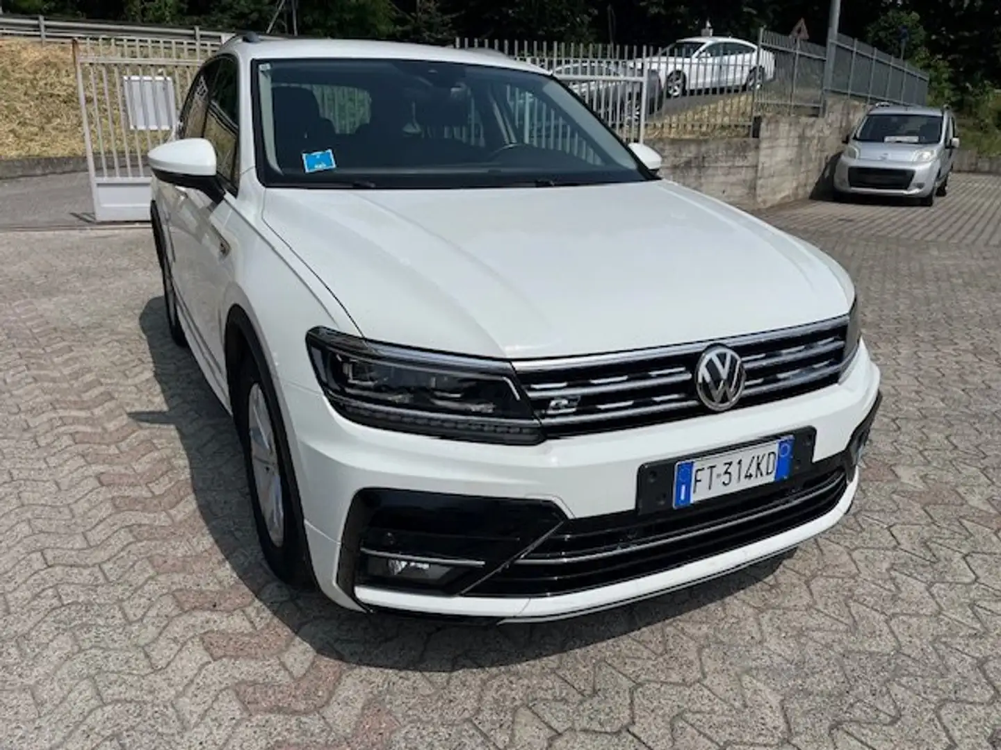 Volkswagen Tiguan 2.0 tdi Executive 4motion150cv dsg+R-Line pack EU6 Bianco - 2