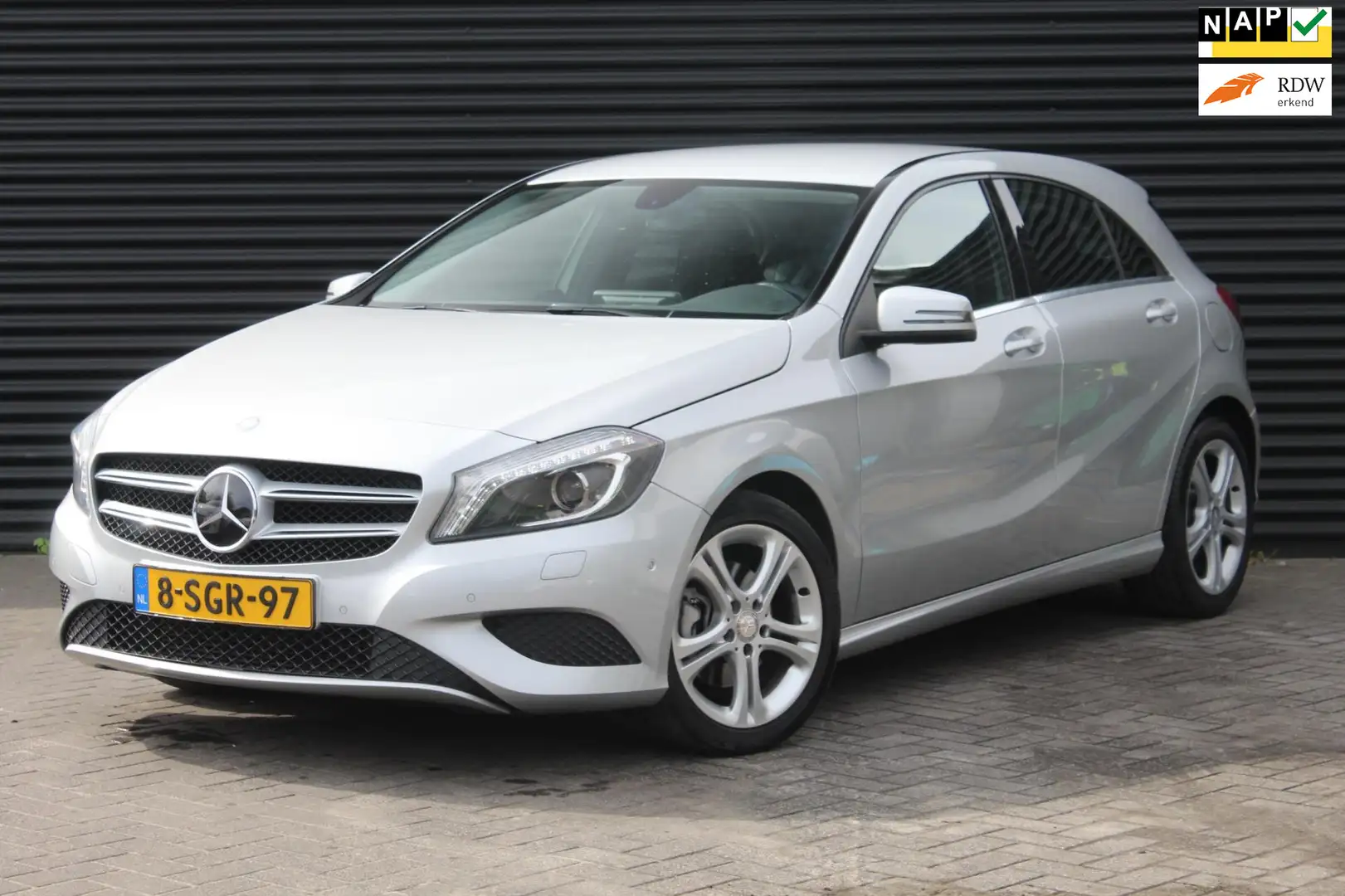 Mercedes-Benz A 180 Ambition | Leder | Trekhaak | Carplay | Grau - 1