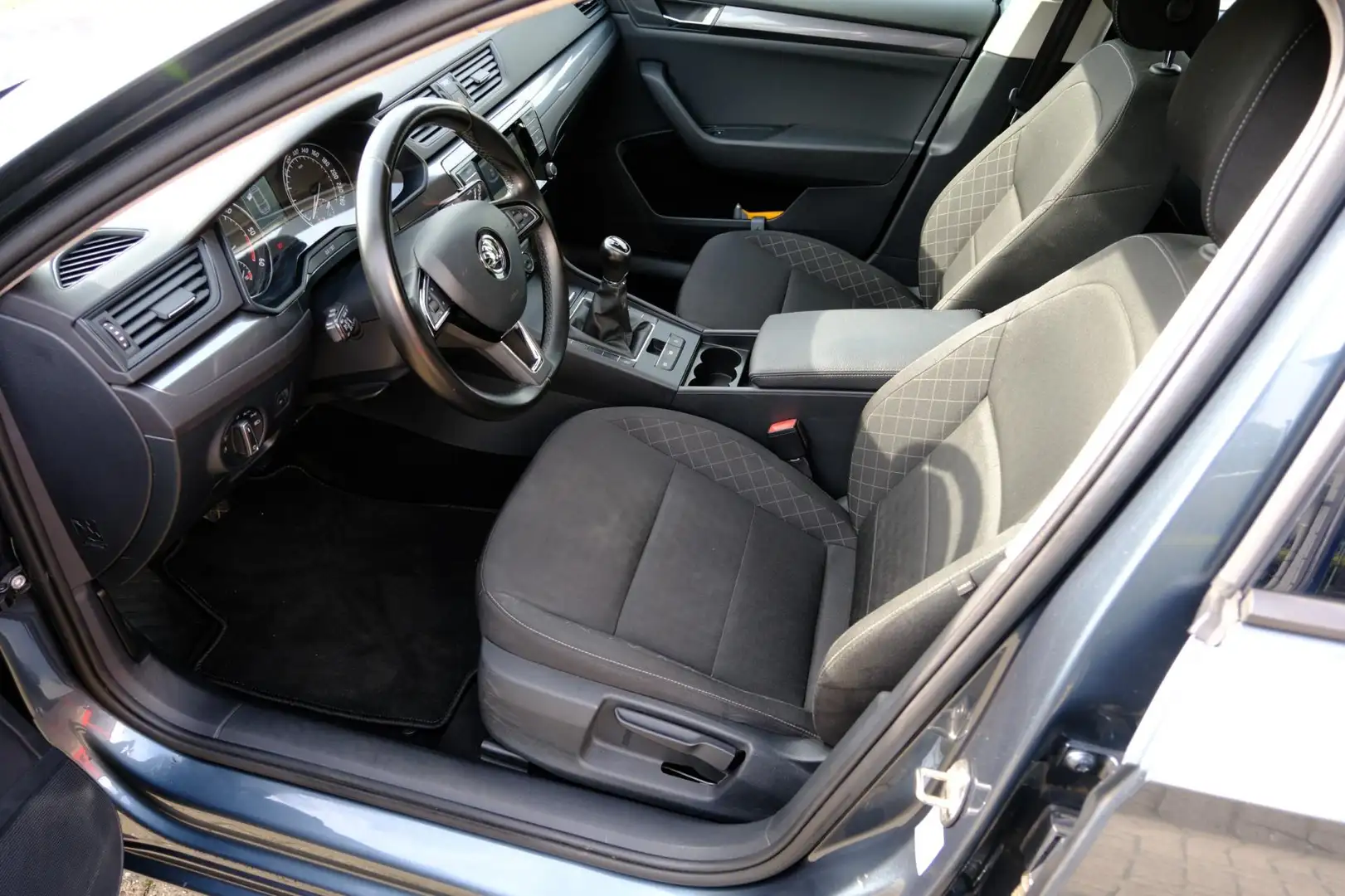 Skoda Superb Combi 1.6 TDI Active Business Navi|1e Eig |Clima|L Grijs - 2