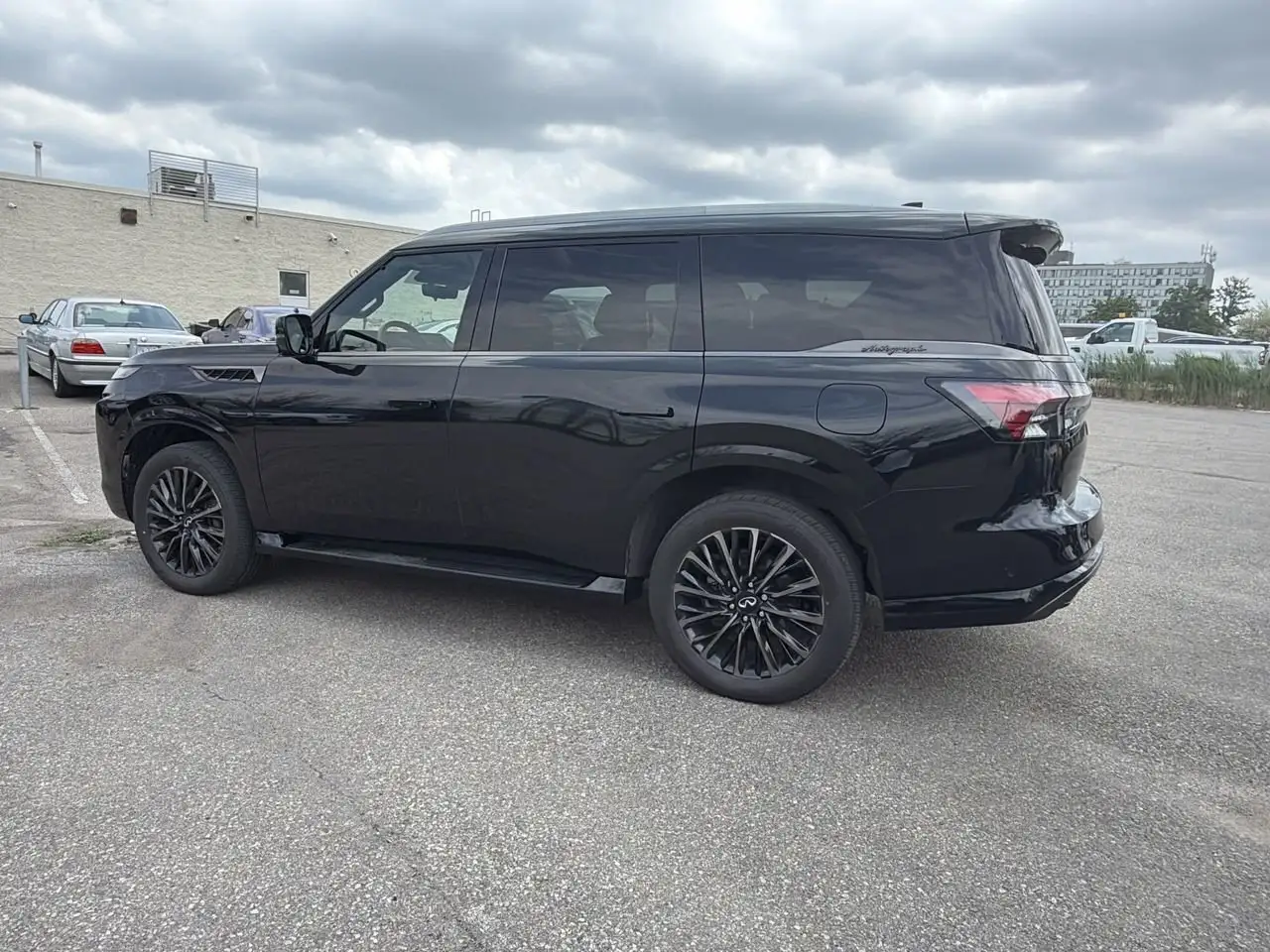 Infiniti QX80 снимка Infiniti QX80