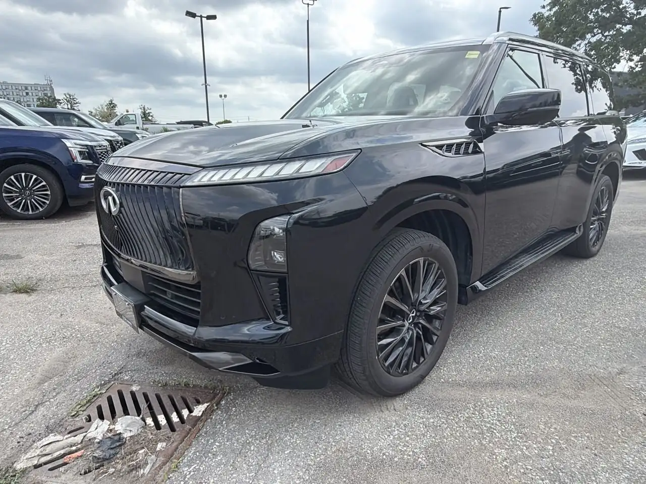 Infiniti QX80 снимка Infiniti QX80