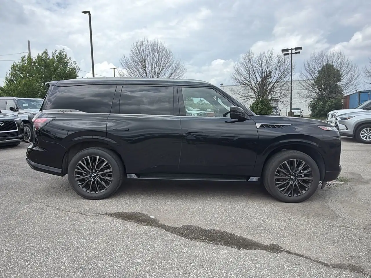 Infiniti QX80 снимка Infiniti QX80
