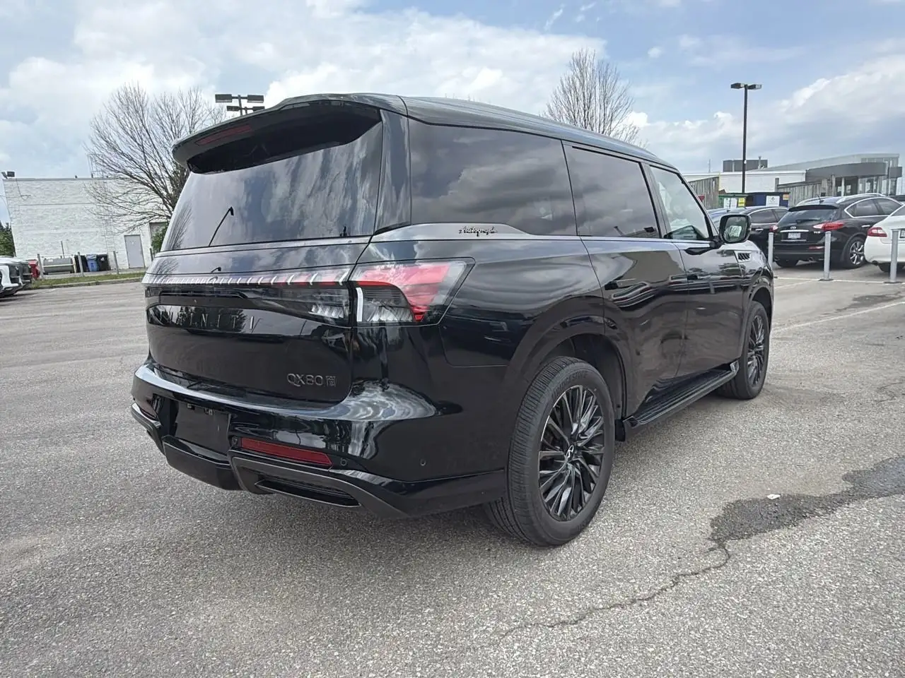 Infiniti QX80 снимка Infiniti QX80