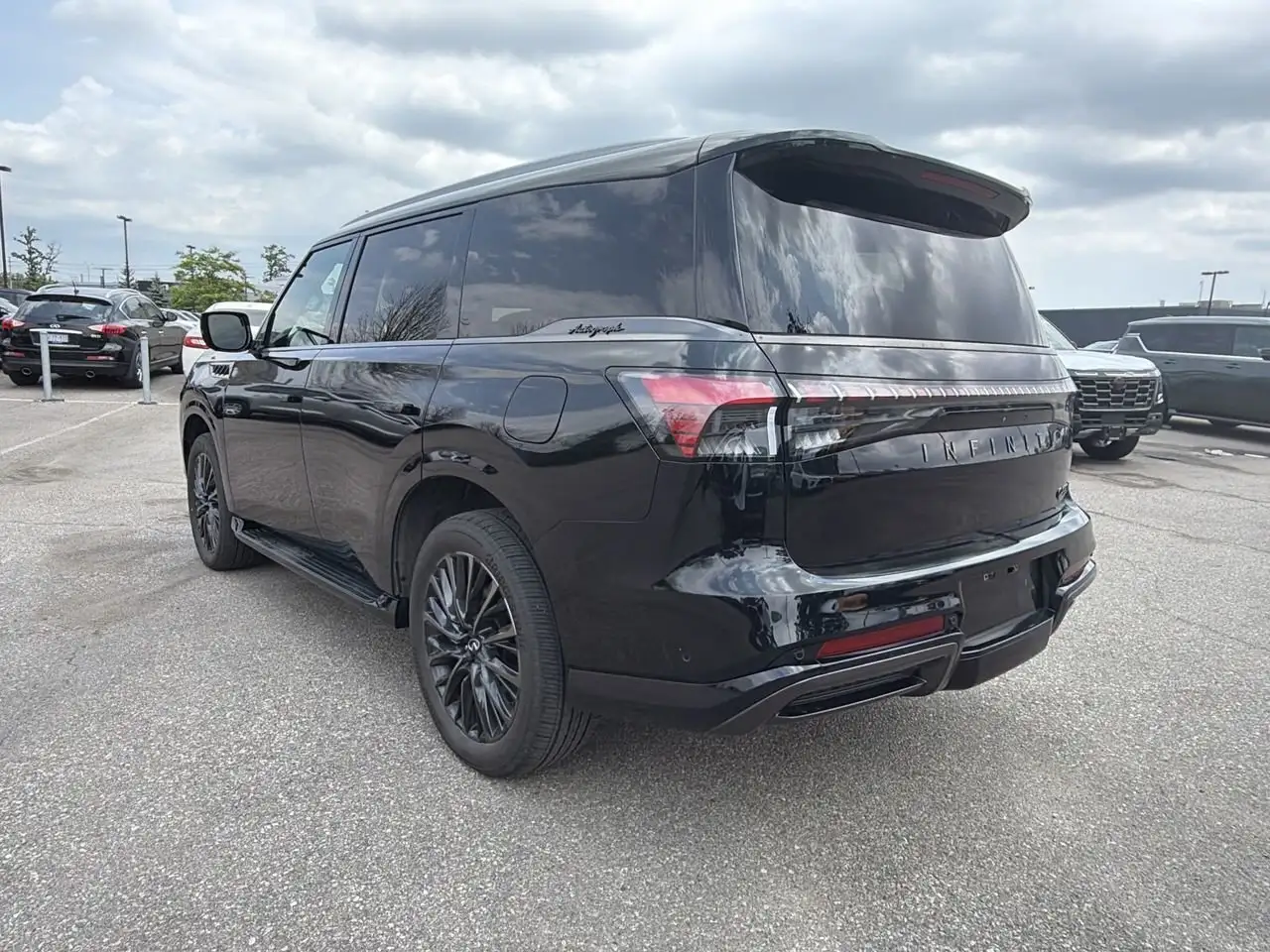 Infiniti QX80 снимка Infiniti QX80