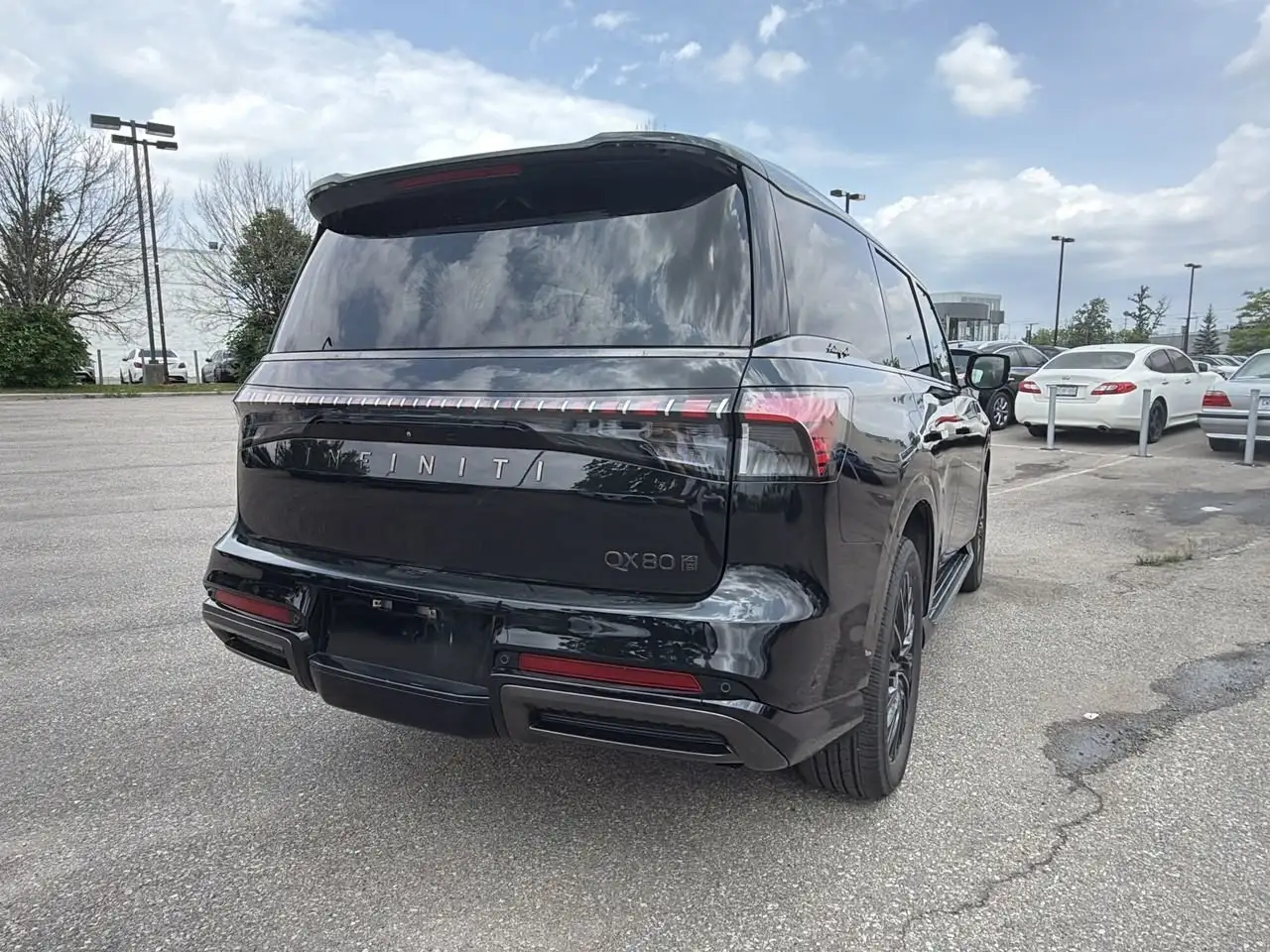 Infiniti QX80 снимка Infiniti QX80