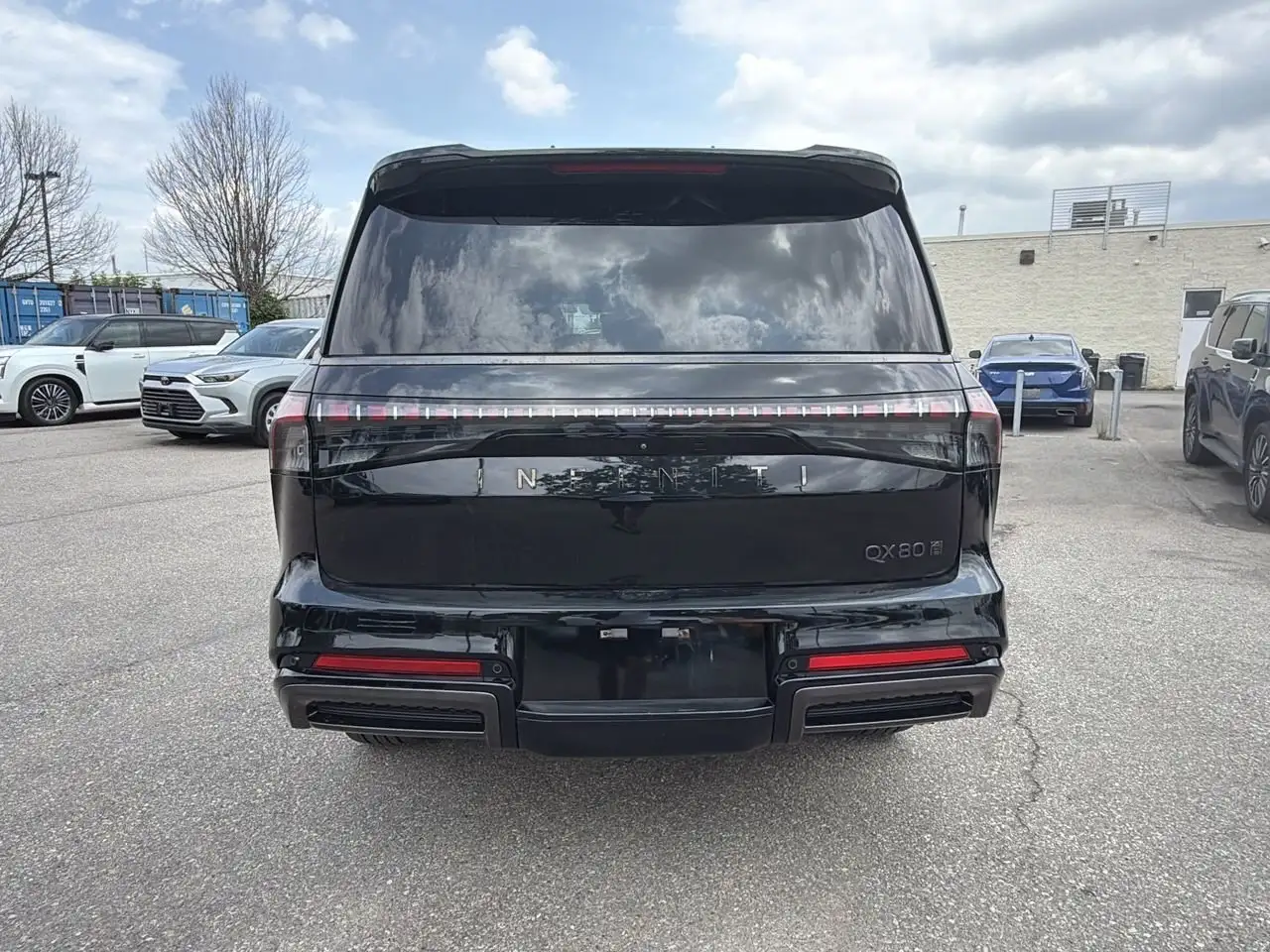 Infiniti QX80 снимка Infiniti QX80