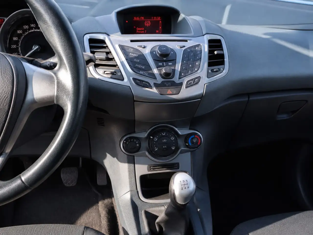 Ford Fiesta 3 portes — photo 9