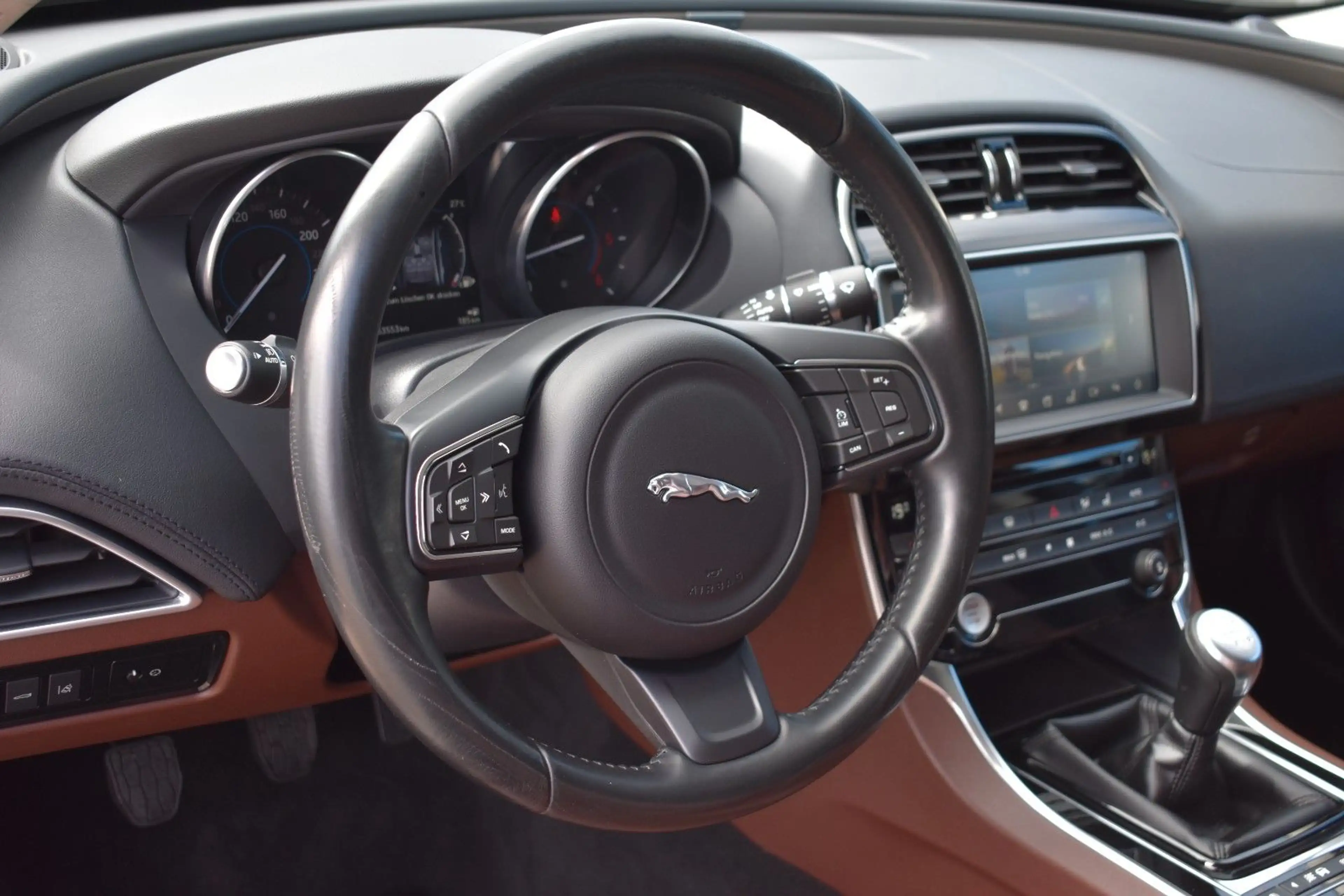 Jaguar XE Portfolio Kamera/Meridian Sound/Schiebedach — photo 9